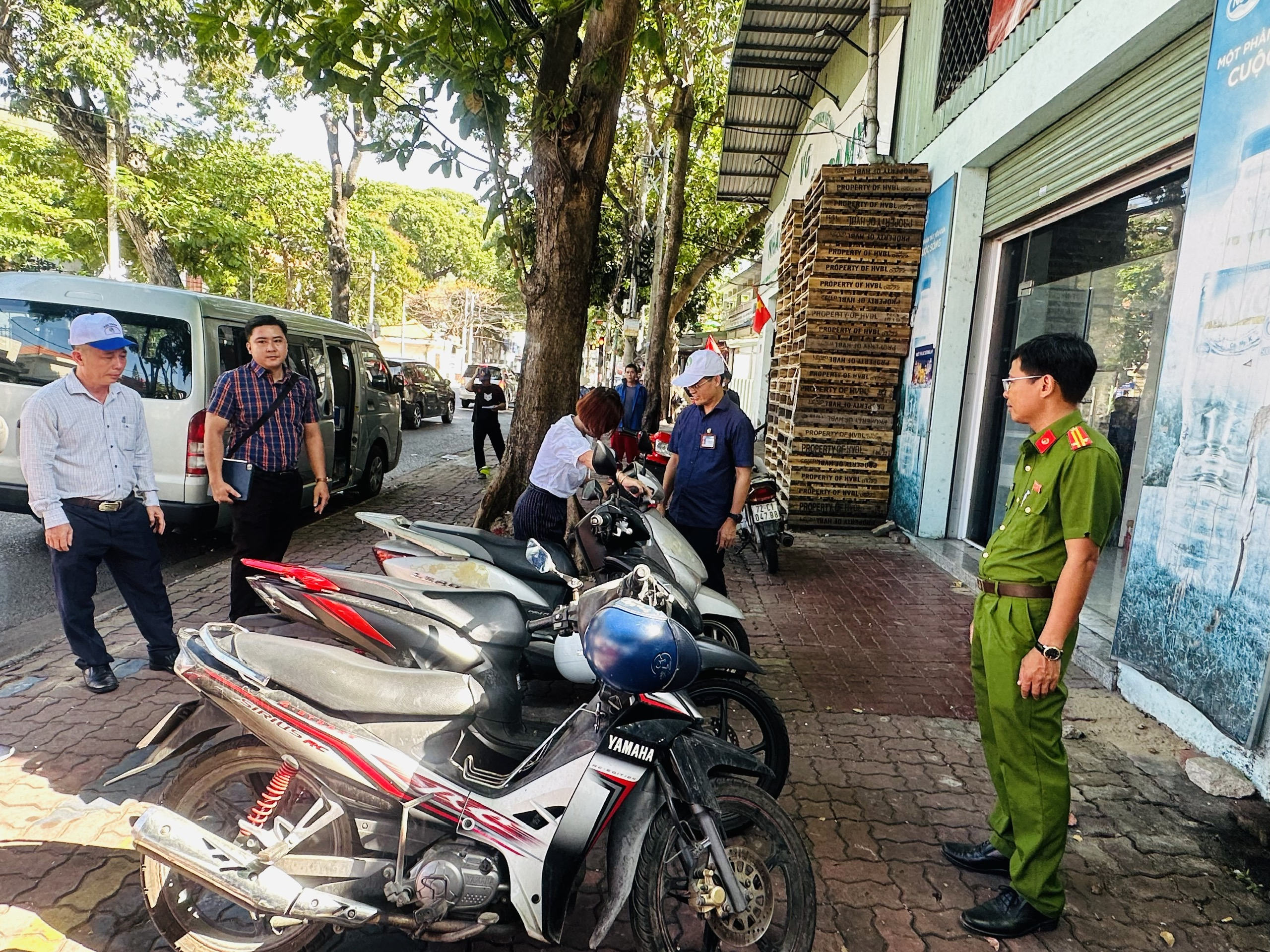 Lực lượng chức năng xử lý xe máy đậu sai quy định trên vỉa hè đường Lý Thường Kiệt, phường Vũng Tàu (TPHCM). Ảnh: QUANG VŨ