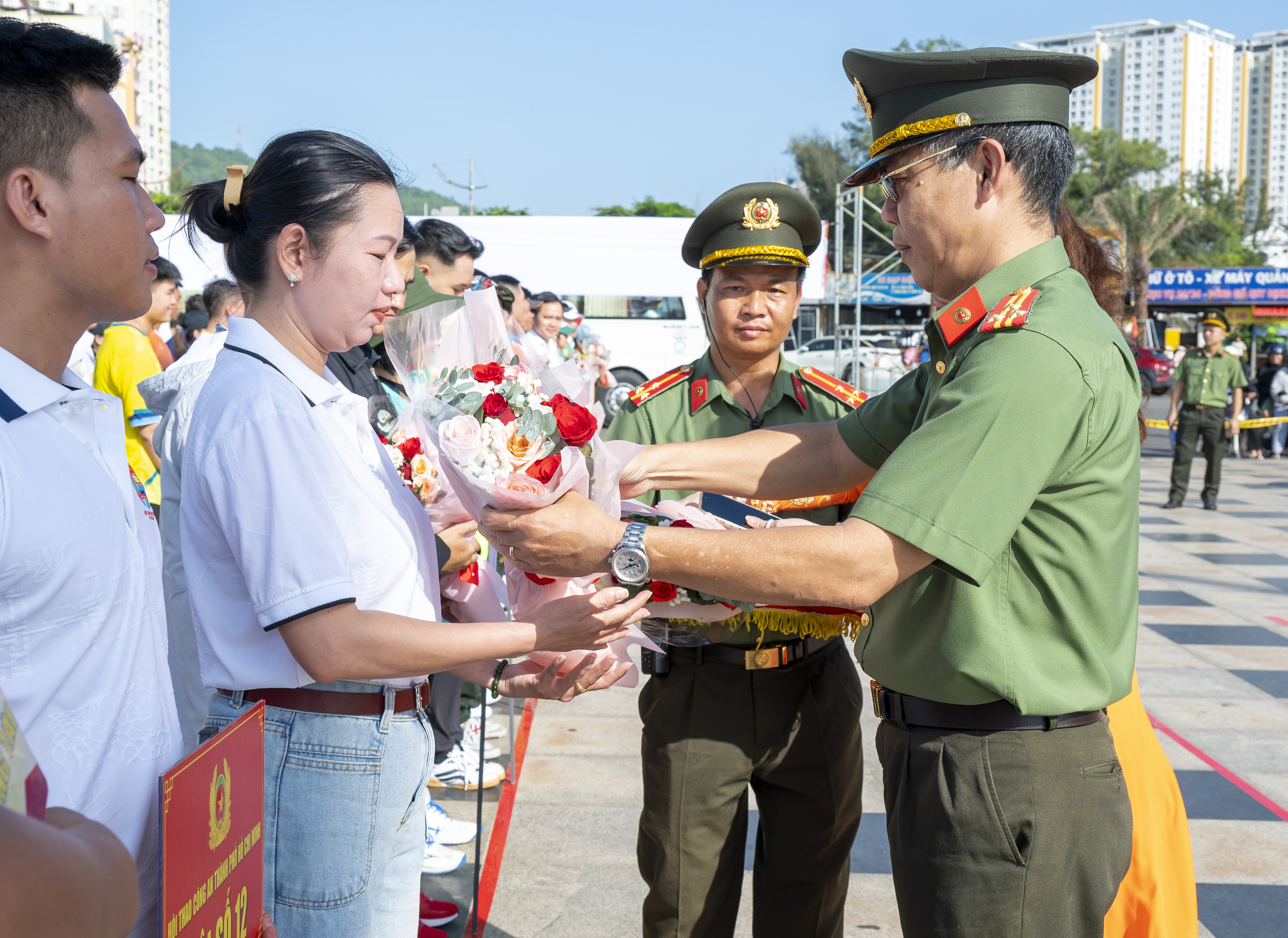 Đại diện Ban Tổ chức tặng hoa chúc mừng các đội tham gia hội thao.