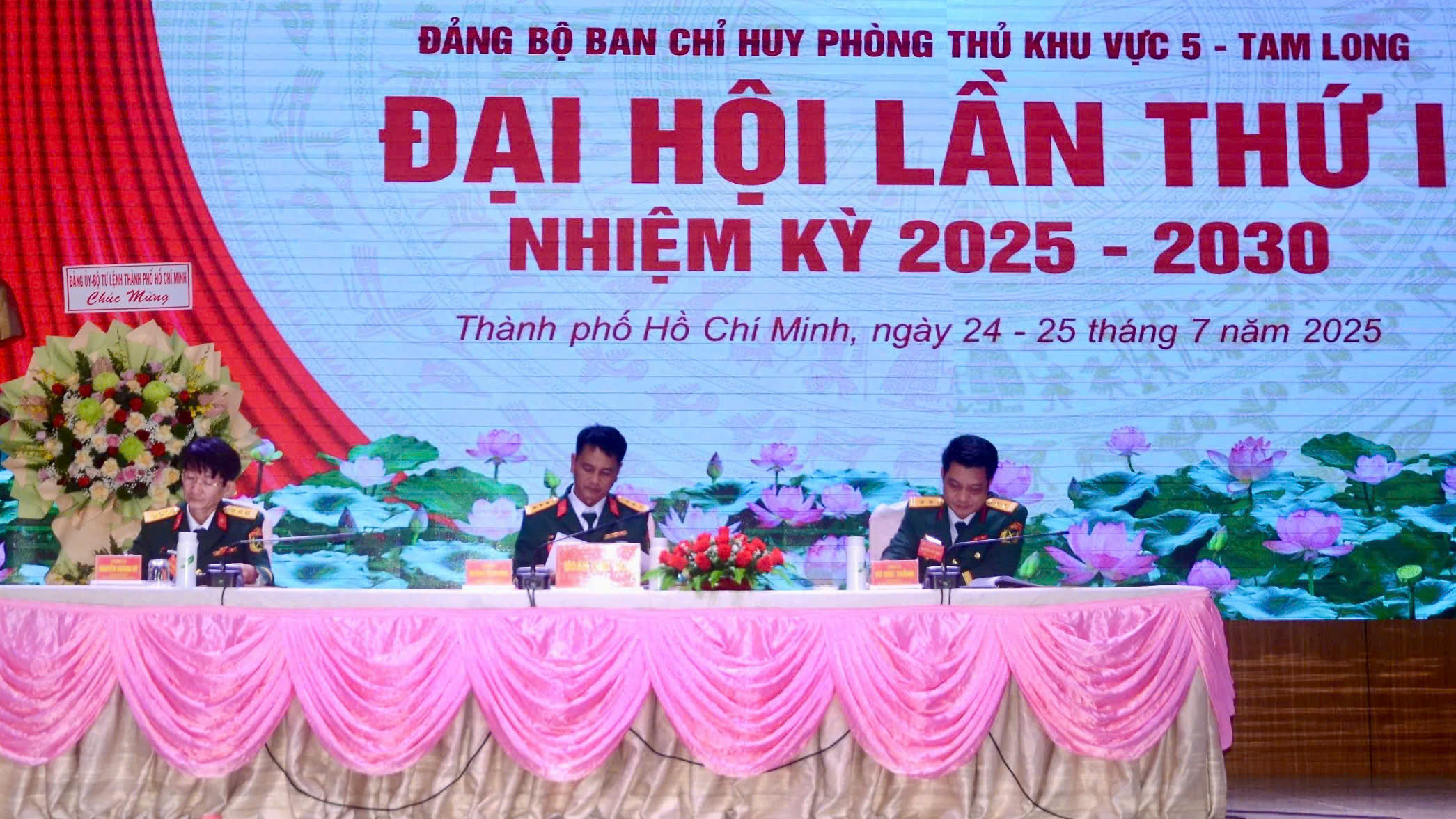 Đoàn chủ tịch chủ trì đại hội. ẢNH: HỒNG PHÚC
