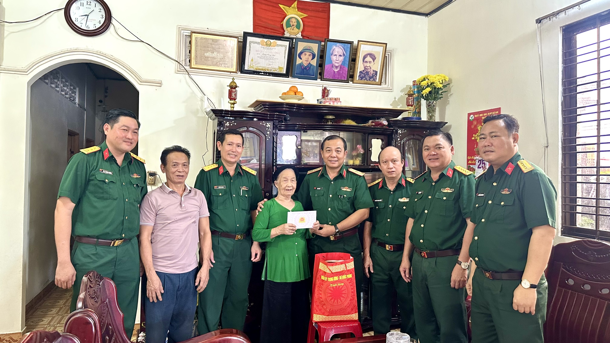 Đoàn thăm, tặng quà gia đình có công tạị Đặc khu Côn Đảo.