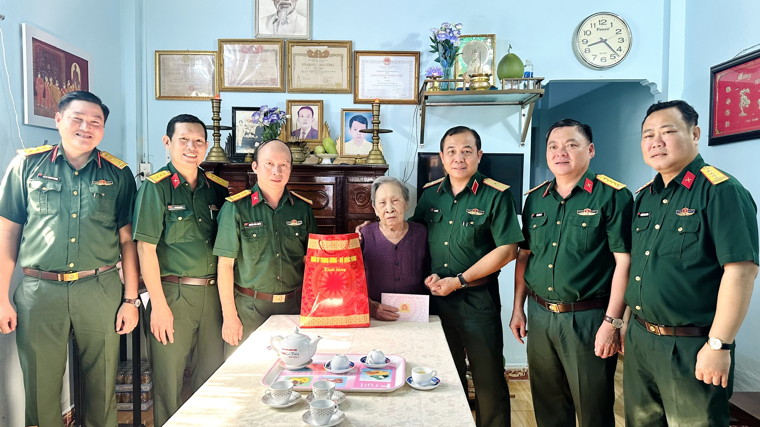 Đoàn thăm, tặng quà gia đình cựu tù, người có công tác Đặc khu Côn Đảo.