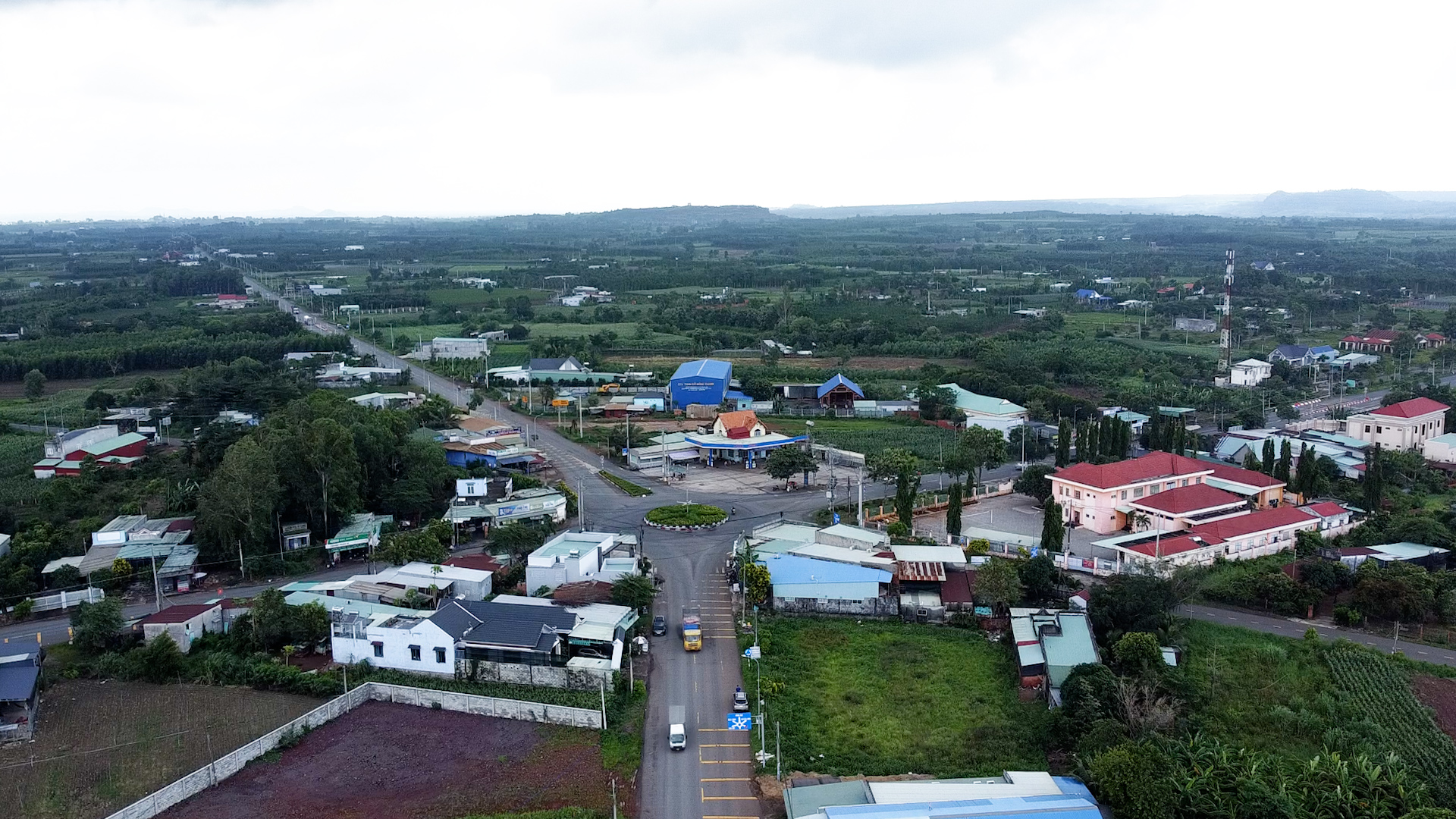 Hạ tầng giao thông xã Nghĩa Thành được đầu tư đồng bộ, đáp ứng yêu cầu đi lại, vận chuyển hàng hóa và sản xuất của người dân. Ảnh: ĐINH HÙNG