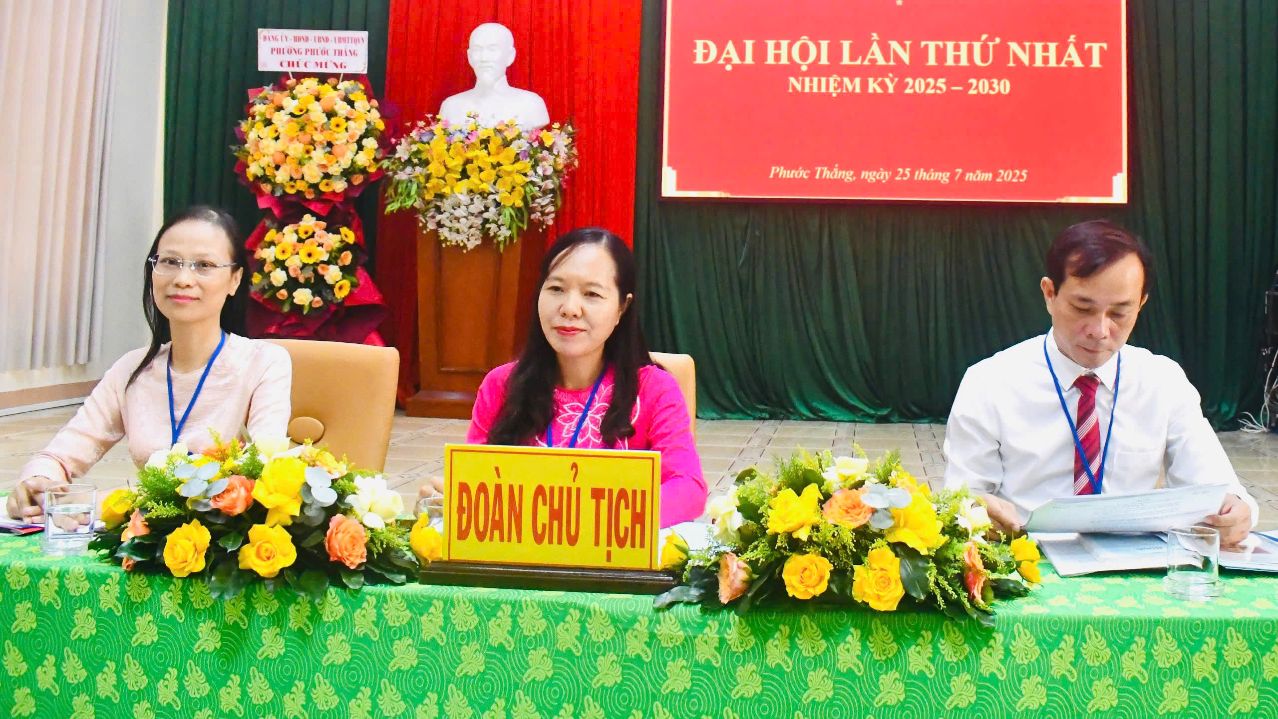 Đoàn Chủ tịch điều hành Đại hội.