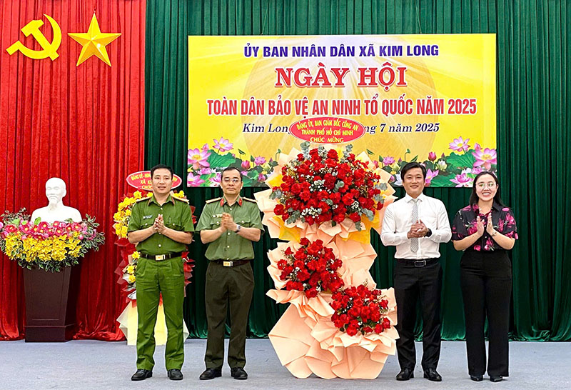 Đại tá Lê Quang Đạo, Phó Giám đốc Công an TPHCM tặng hoa chúc mừng Ngày hội. 
