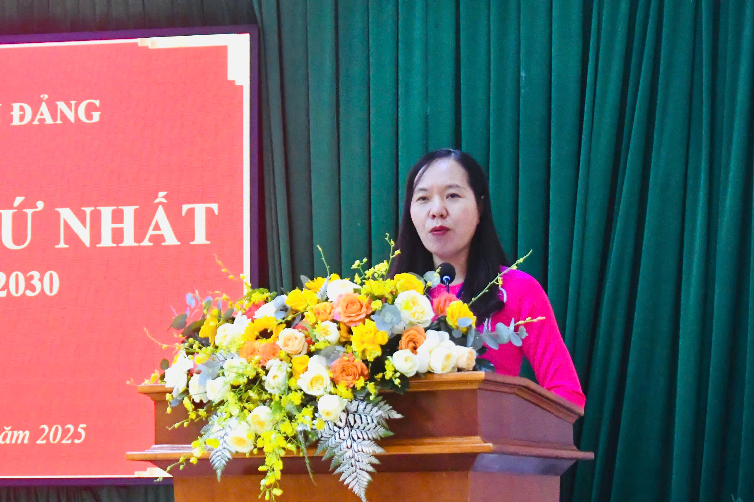Bà Nguyễn Thị Ánh Hồng, Phó Bí thư Thường trực Đảng ủy phường Phước Thắng báo cáo tại Đại hội.
