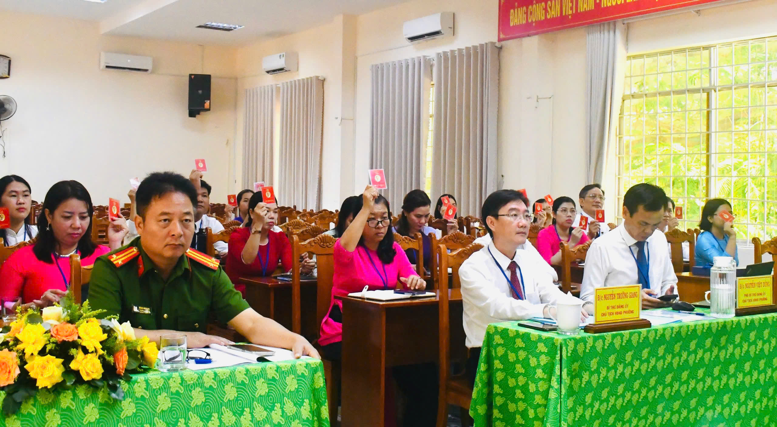 Các đại biểu biểu quyết thông qua Nghị quyết Đại hội.