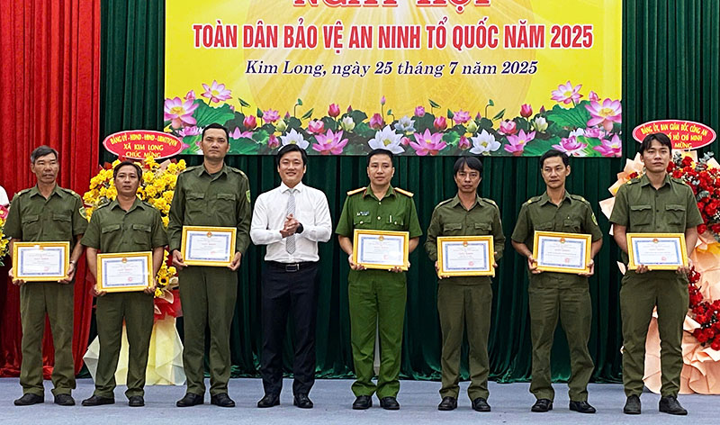 Lãnh đạo UBND xã Kim Long tặng Giấy khen đối với các tập thể và cá nhân vì có thành tích trong phong trào “Toàn dân bảo vệ an ninh Tổ quốc”. 
