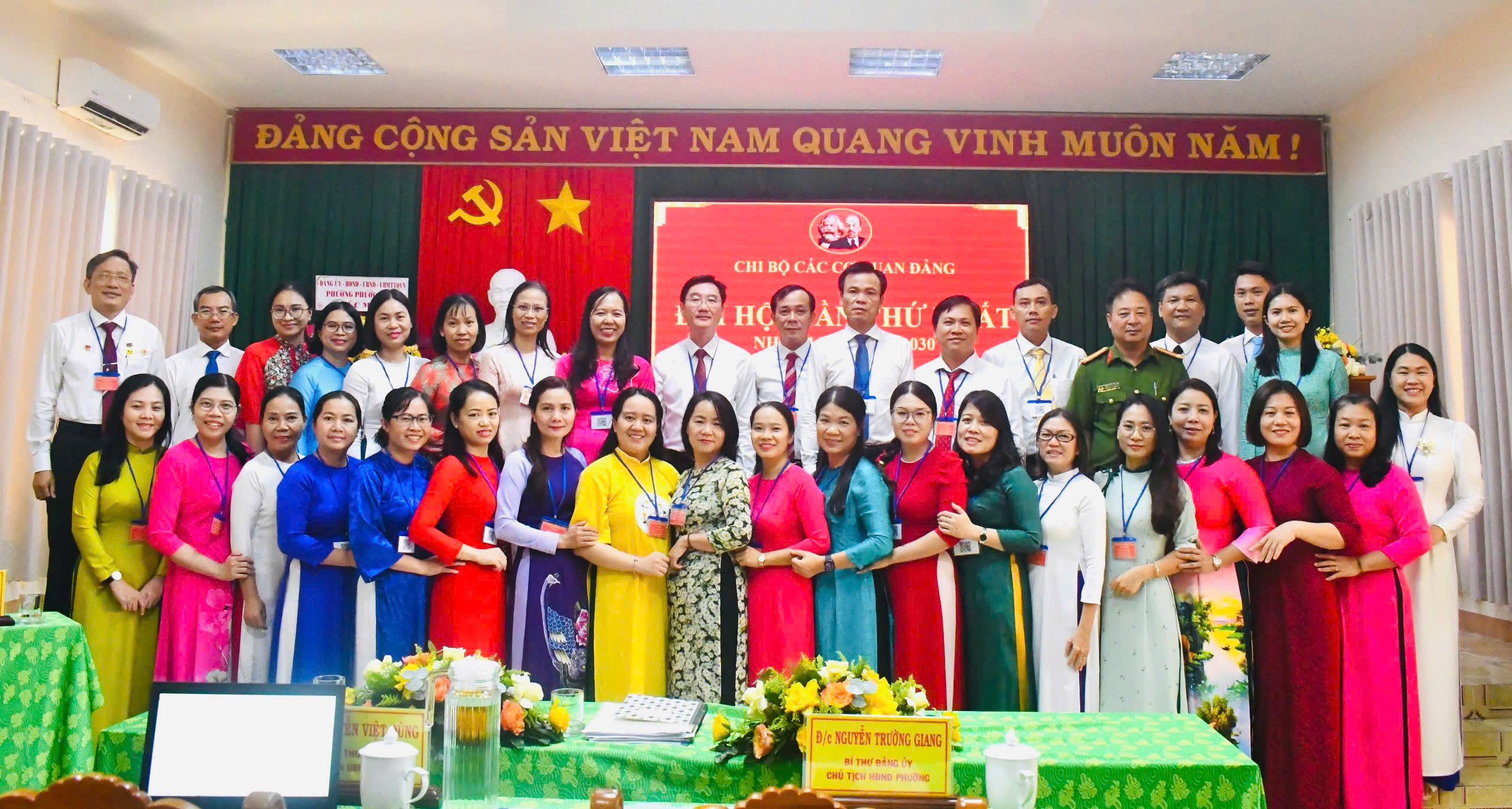 Đảng viên Chi bộ các cơ quan Đảng chụp ảnh cùng đại biểu.