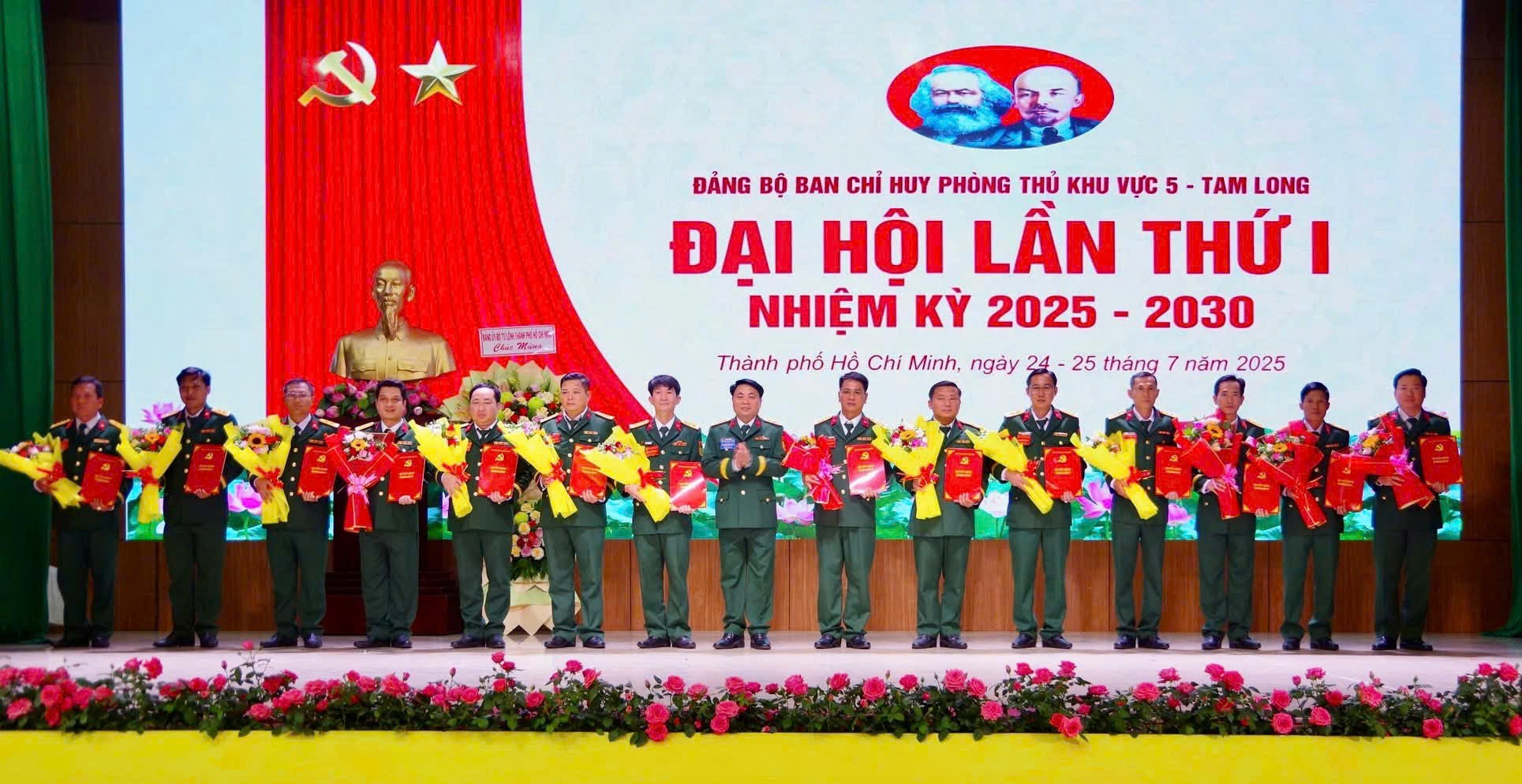 Lãnh đạo Bộ Tư lệnh TPHCM tặng hoa chúc mừng BCH đại hội. ẢNH: HỒNG PHÚC