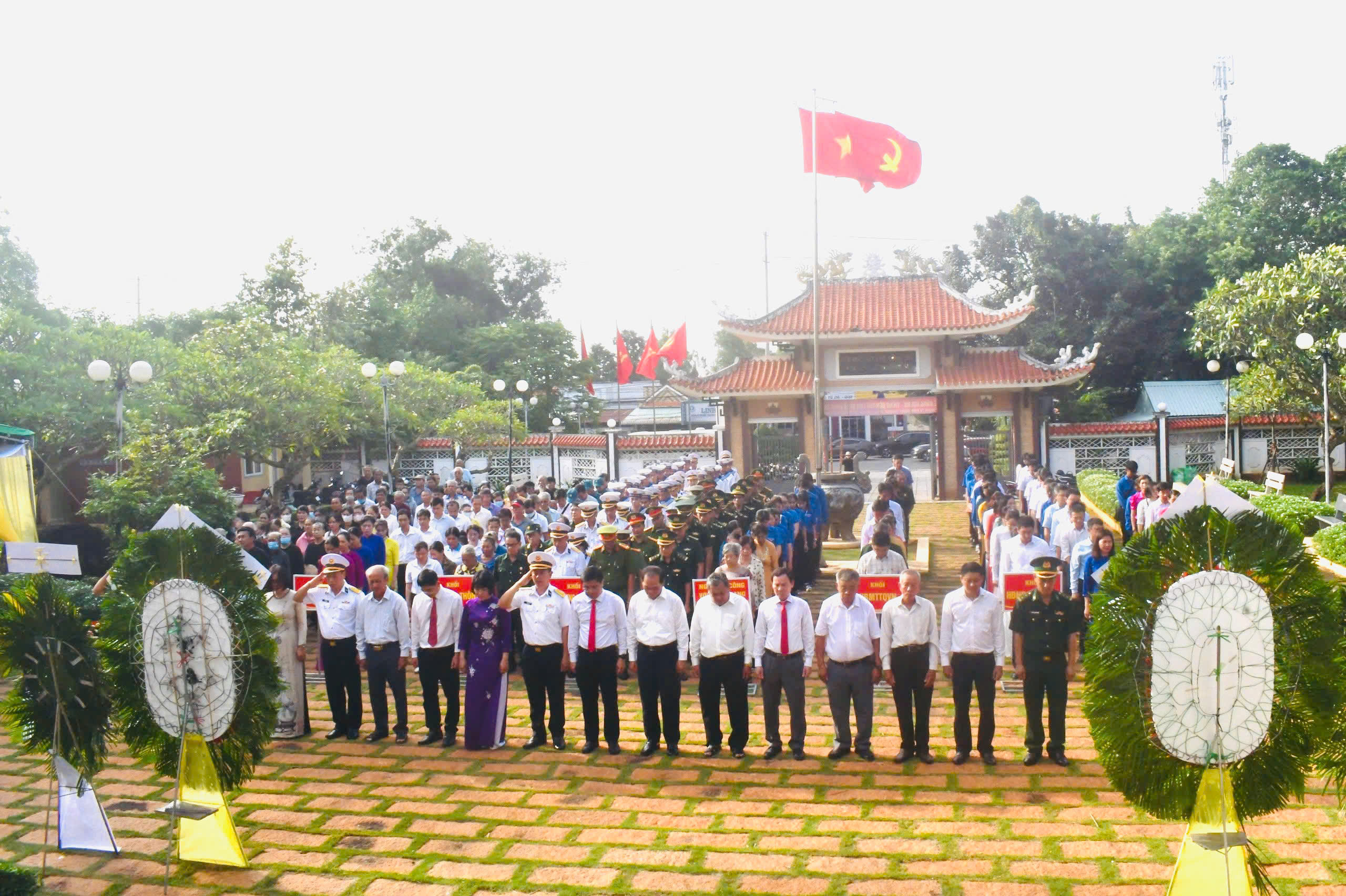 cán bộ, công chức, viên chức, lực lượng vũ trang, giáo viên, học sinh, đoàn viên thanh niên, người dân xã Long Sơn dành phút mặc niệm tưởng nhớ đến các liệt sĩ. 