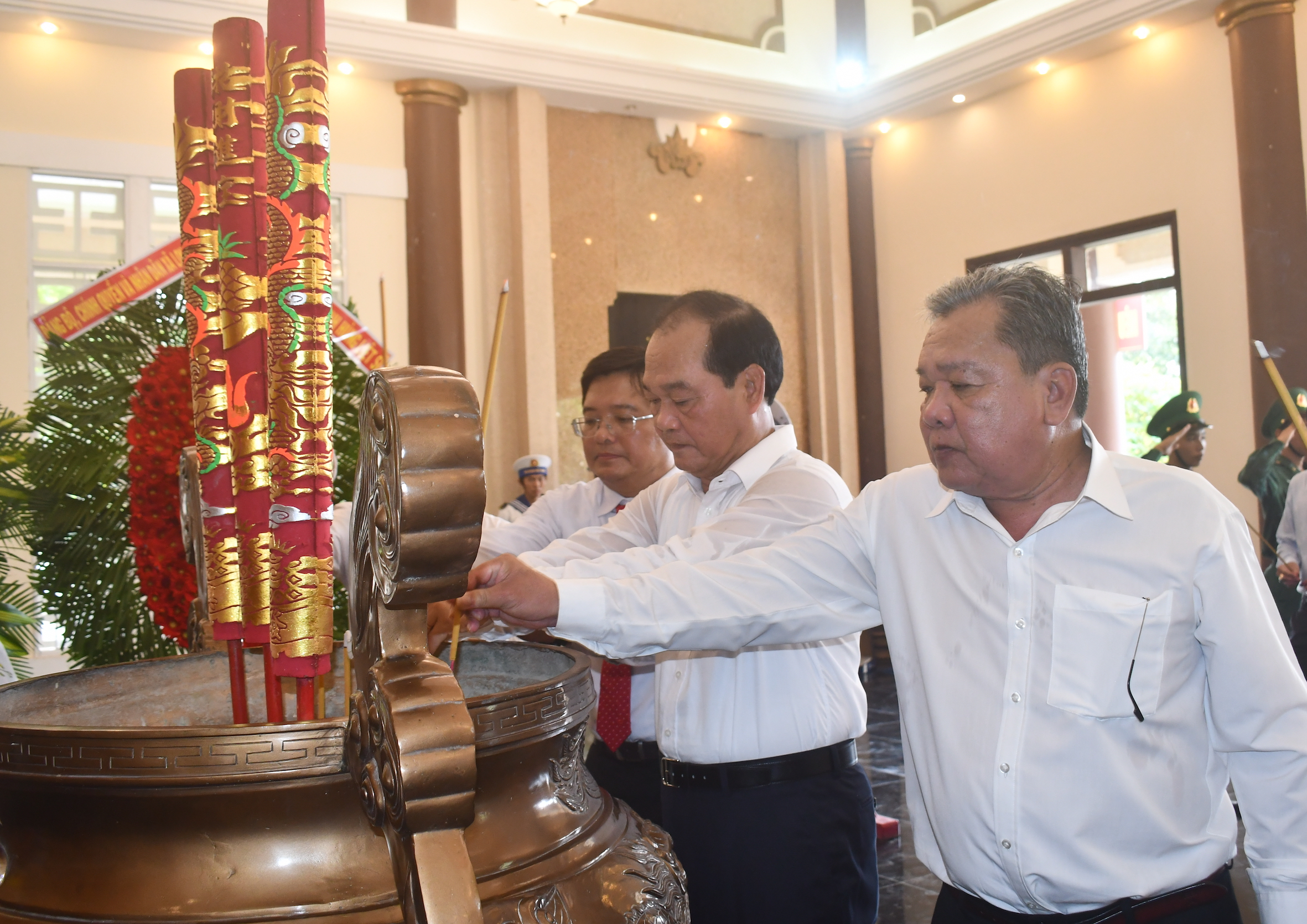 Các đại biểu dâng hương tưởng niệm tại Đền thờ Liệt sĩ xã Long Sơn.
