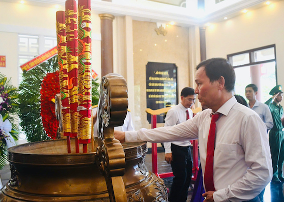 Lãnh đạo xã Long Sơn dâng hương tại Đền thờ Liệt sĩ xã Long Sơn.