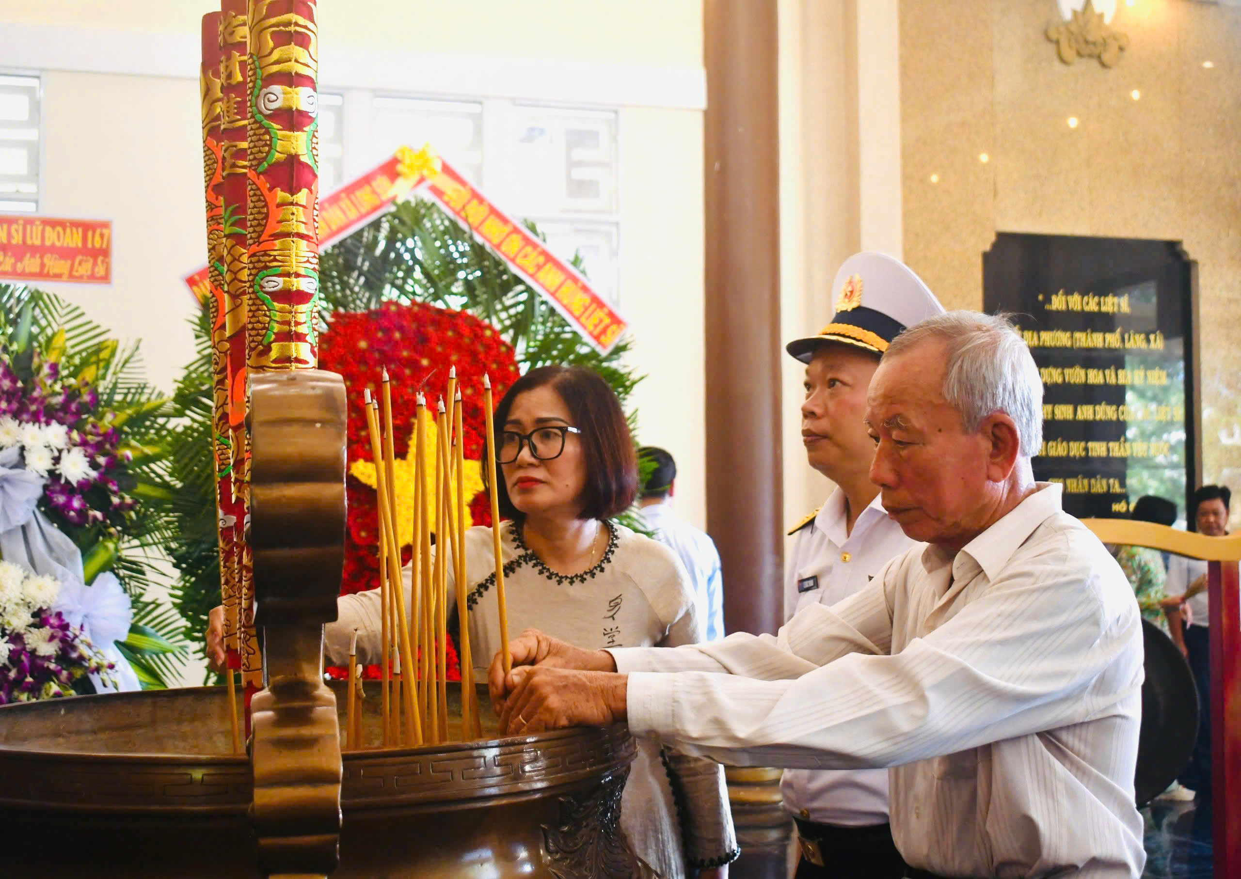 Các đại biểu dâng hương tưởng niệm các liệt sĩ đã ngã xuống vì độc lập tự do của dân tộc.