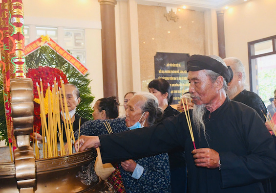 Người dân xã Long Sơn dâng hương viếng tại Đền thờ liệt sĩ.