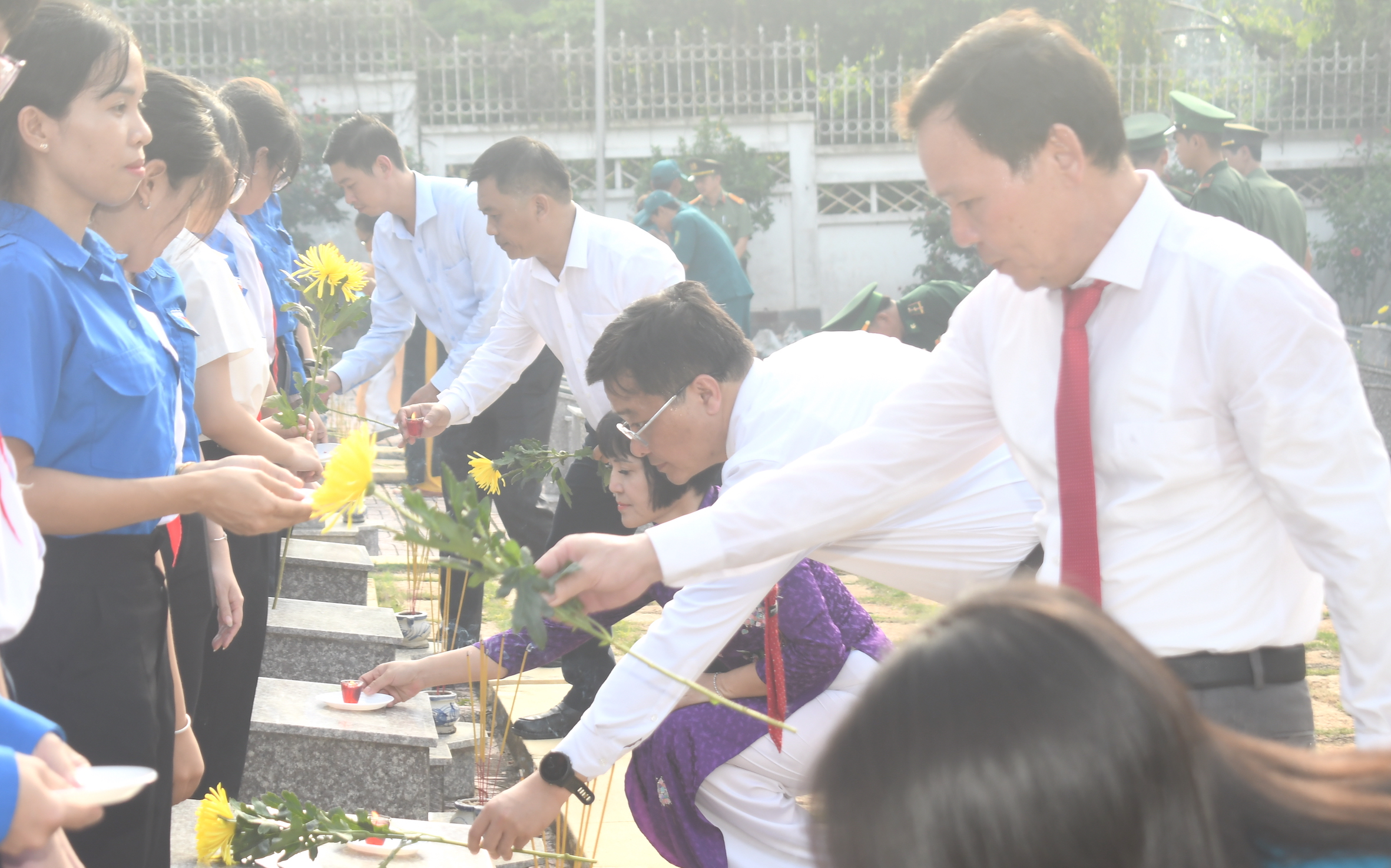 Các đại biểu thắp nến tri ân, dâng hoa tại các phần mộ liệt sĩ.
