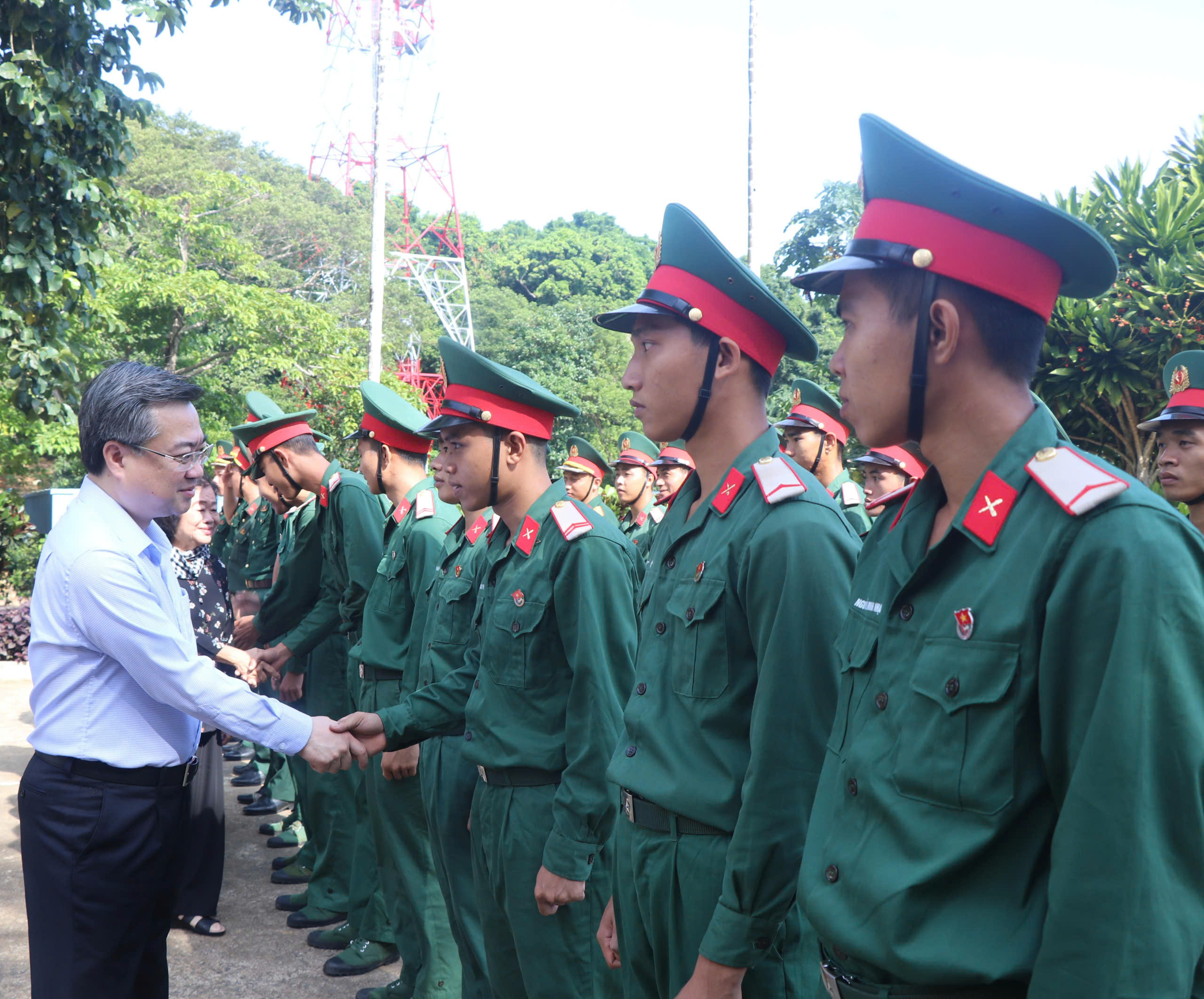 Đồng chí Nguyễn Thanh Nghị động viên cán bộ, chiến sĩ tại Đại đội Pháo binh 10