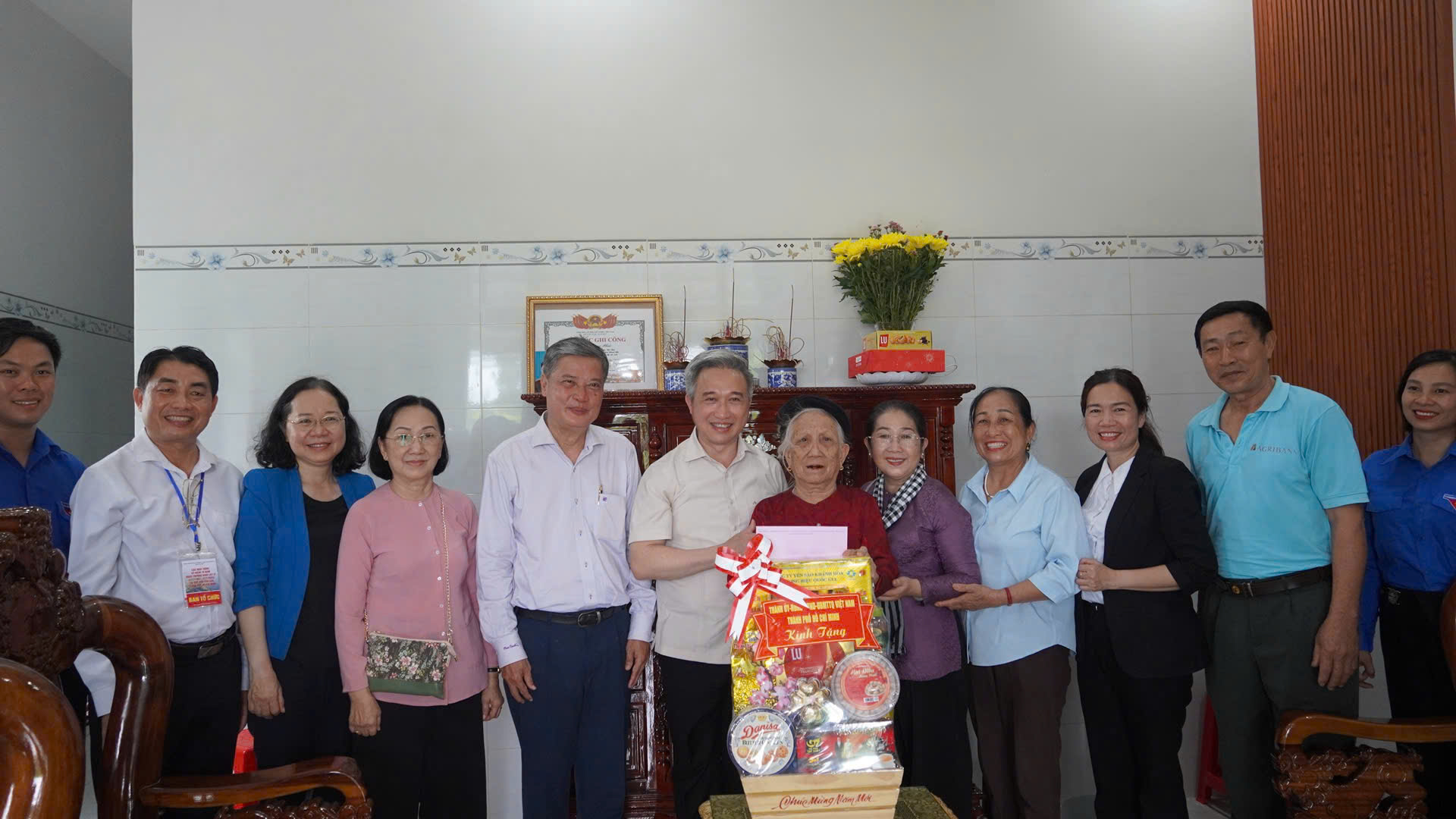 Đoàn công tác của do Phó Bí thư Thành ủy Hồ Chí Minh Đặng Minh Thông thăm các cá nhân tại đặc khu Côn Đảo.