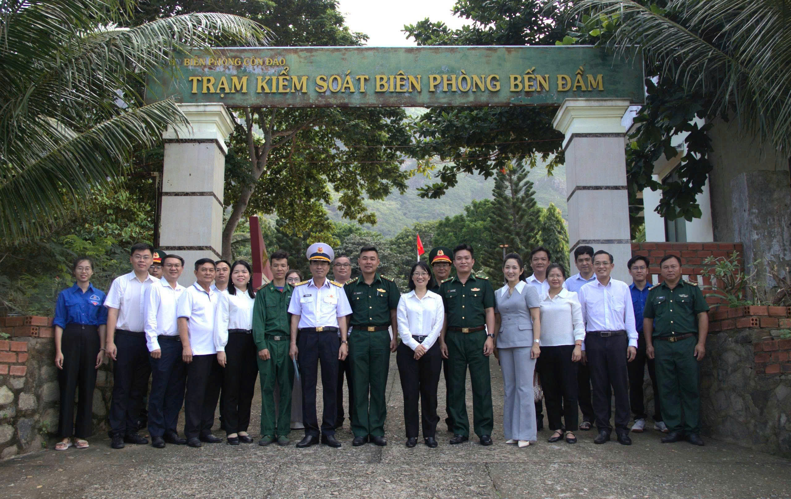 Đoàn công tác do Phó Chủ tịch UBND Trần Thị Diệu Thúy thăm Trạm Kiểm soát Biên phòng Bến Đầm