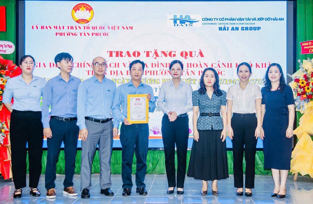 Lãnh đạo Ủy ban MTTQ Việt Nam phường Tân Phước trao Thư cảm ơn cho Công ty CP vận tải và xếp dỡ Hải An.