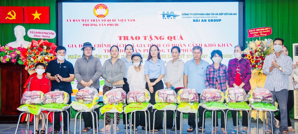 Đại diện đơn vị tài trợ trao quà cho người có hoàn cảnh khó khăn.