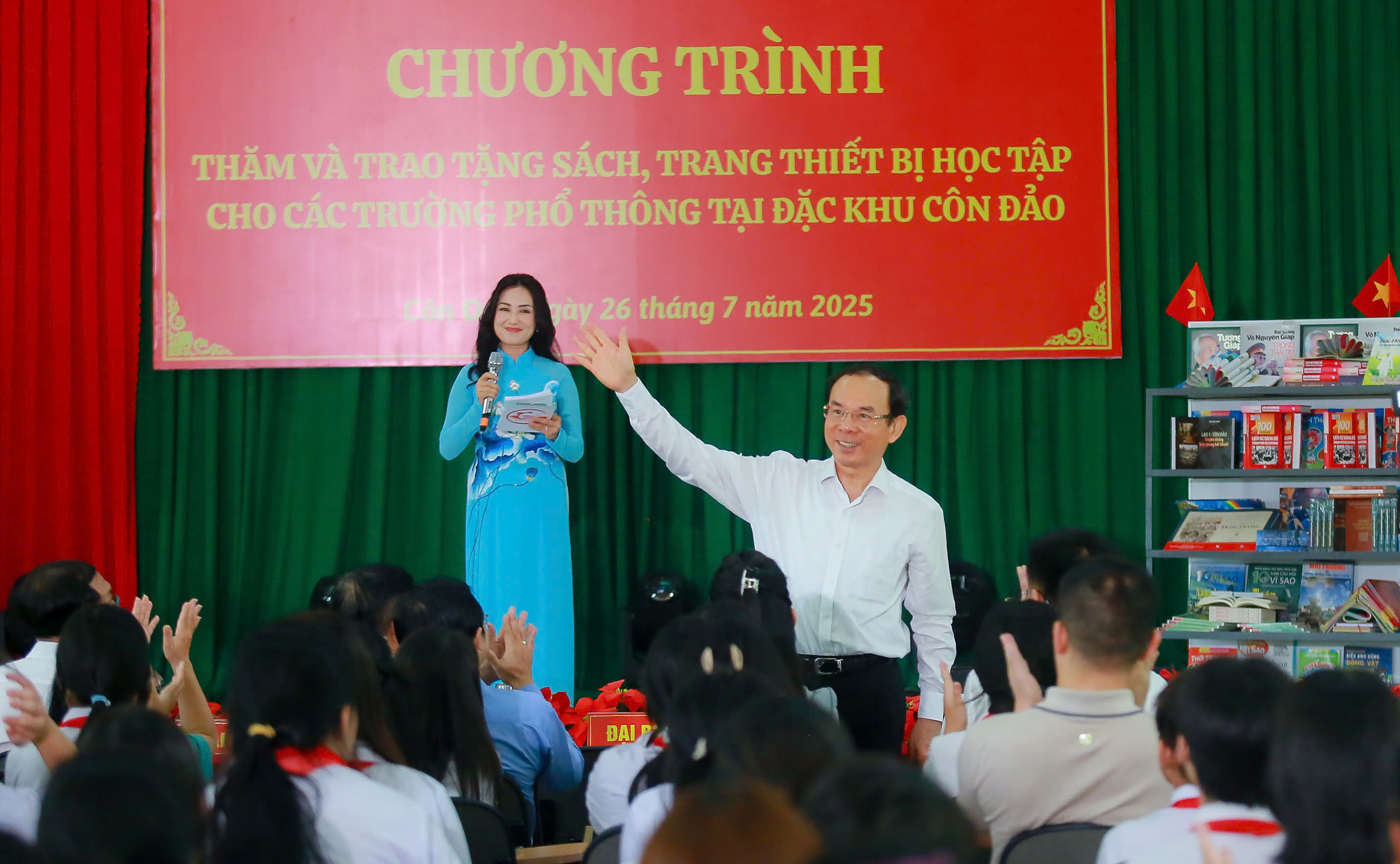 Bí thư Thành ủy TPHCM Nguyễn Văn Nên dự chương trình trao tặng sách tại đặc khu Côn Đảo