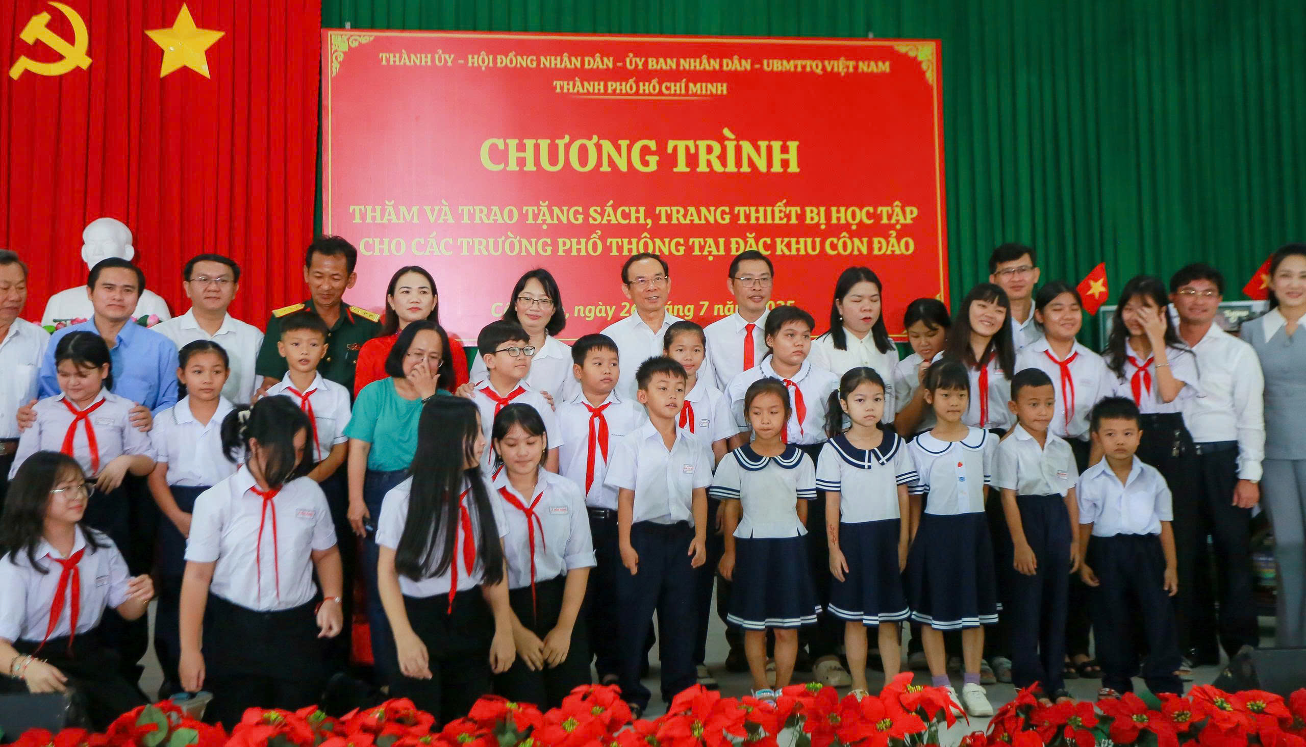 Đại biểu chụp hình lưu niệm tại chương trình.