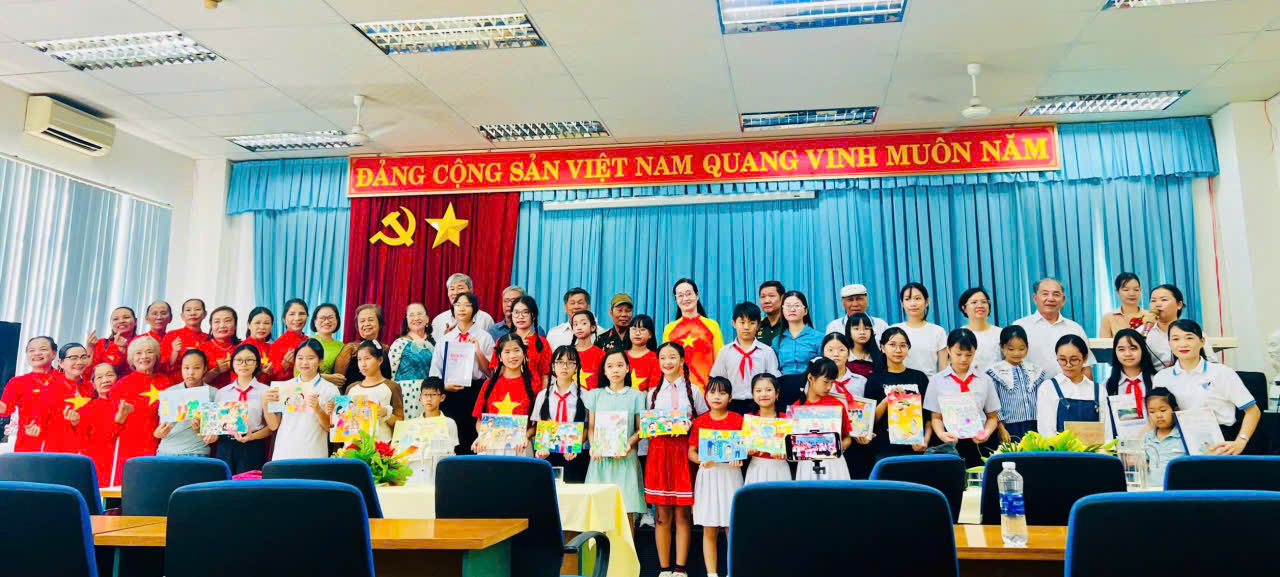 Các đại biểu và thiếu nhi giao lưu trong chương trình.
