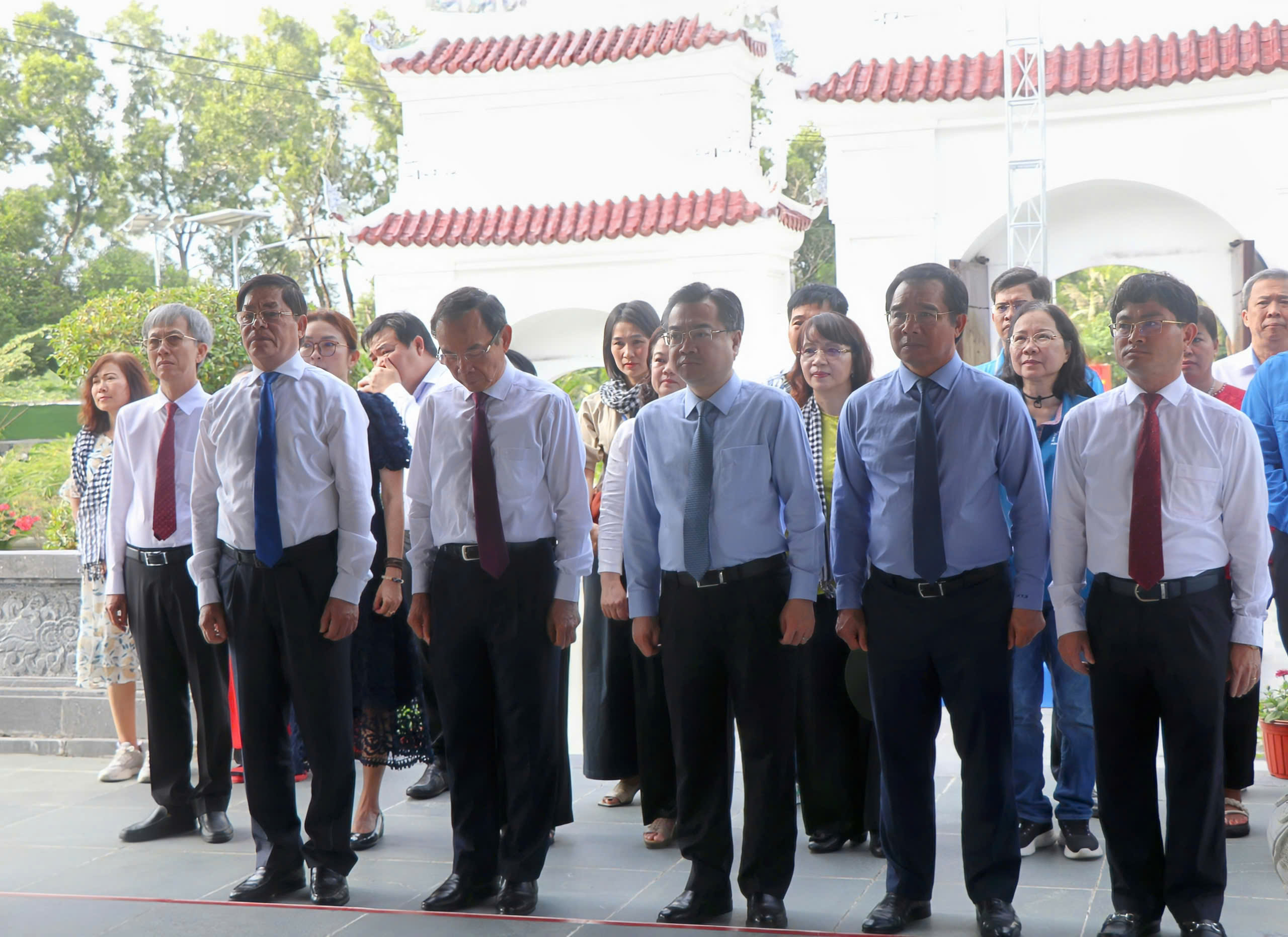 Đại biểu nghiêng mình tưởng nhớ, tri ân các liệt sỹ, đồng bào yêu nước hy sinh tại Côn Đảo.