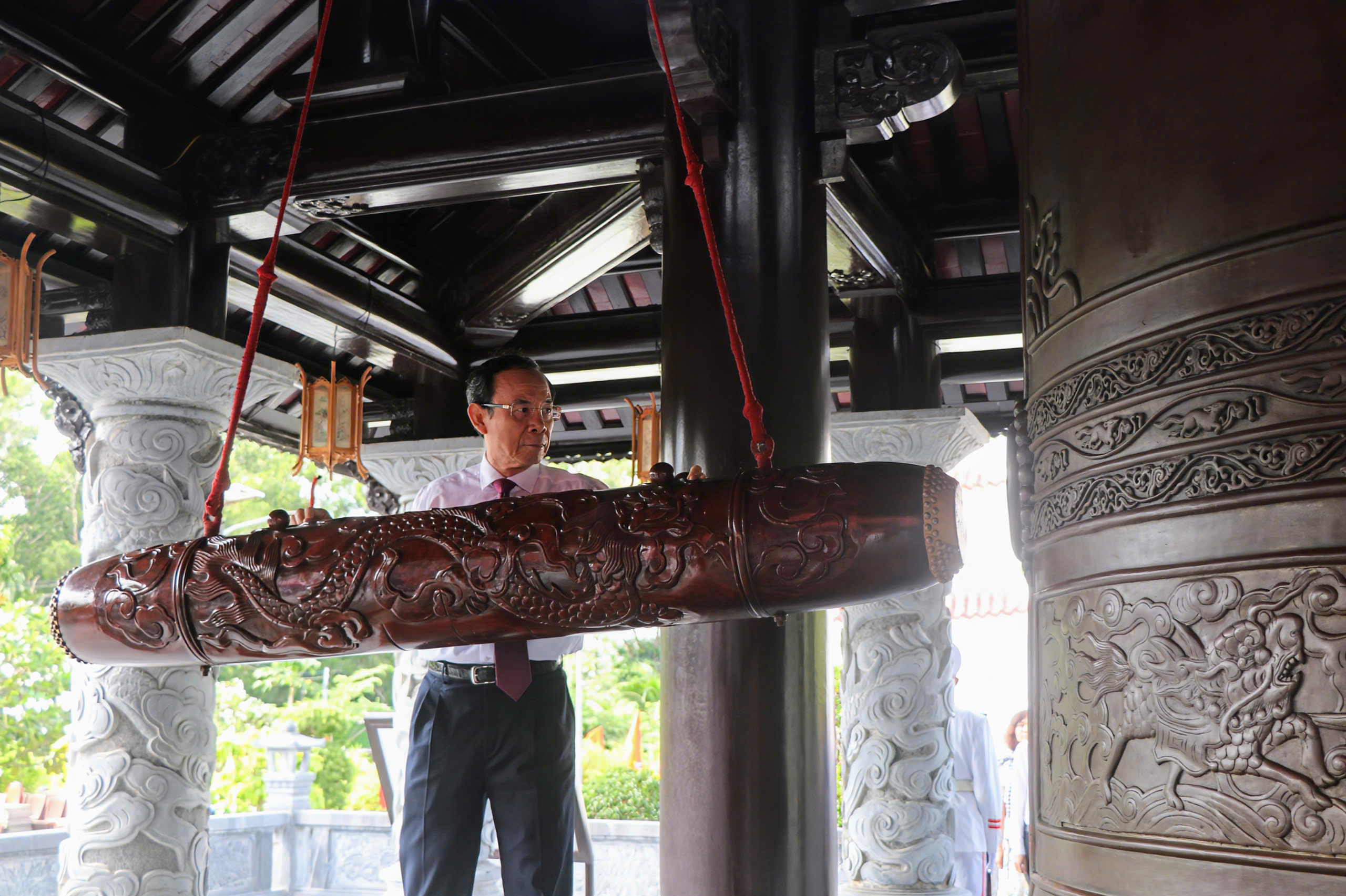 Bí thư Thành ủy TPHCM Nguyễn Văn Nên thỉnh chuông.