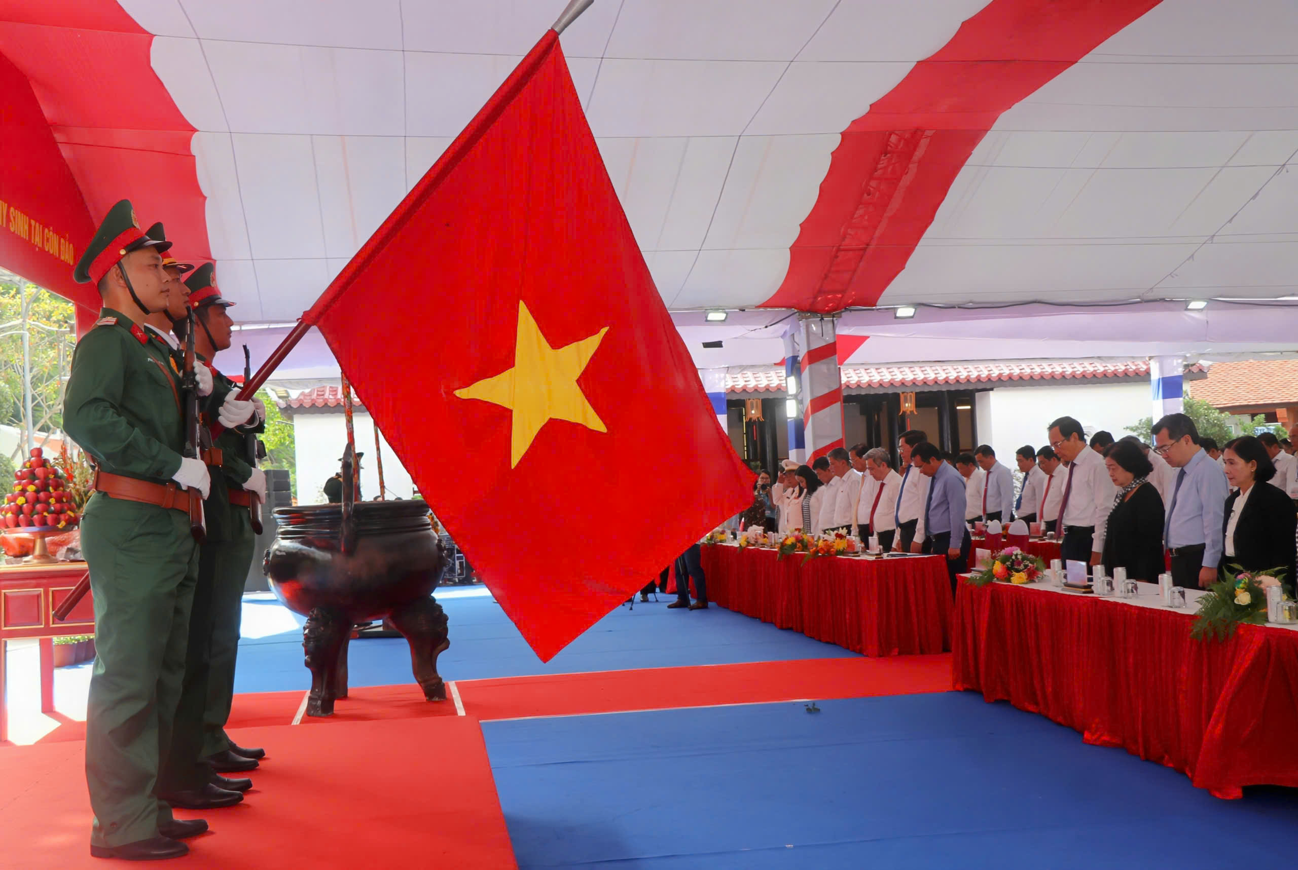 Đại biểu chào cờ và mặc niệm tưởng nhớ các anh hùng liệt sĩ.