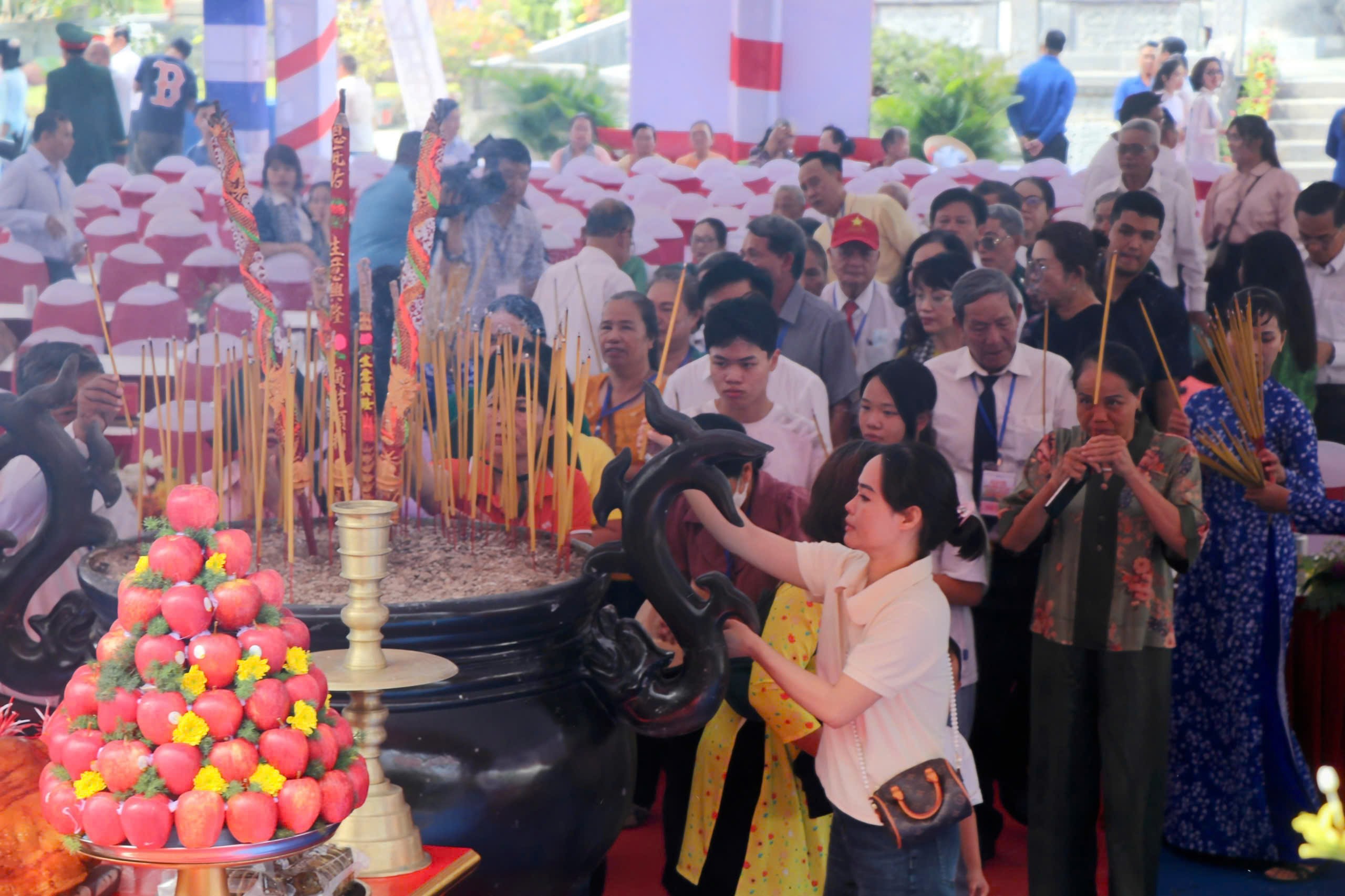 Đông đảo người dân đến dâng hương tại Đền thờ Côn Đảo.