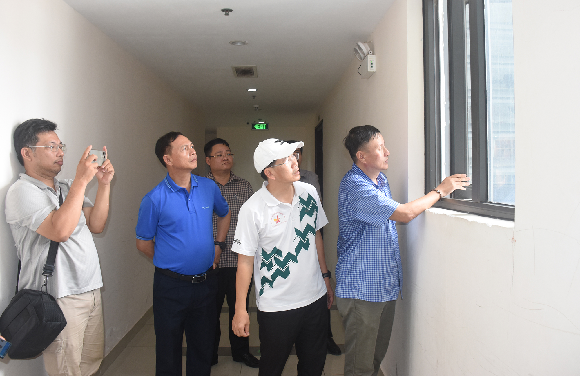 Cơ quan chức năng kiểm tra hiện trạng vết nứt tại tầng 16 Block A chung cư Lapen