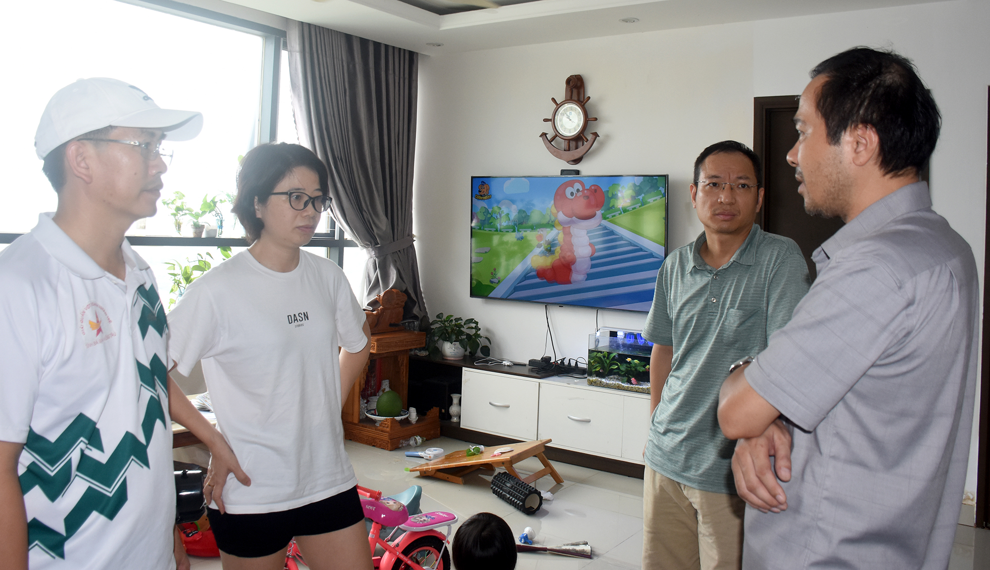 Cơ quan chức năng làm việc với chủ căn hộ 16-08 tại tòa nhà. Ảnh: QUANG VŨ