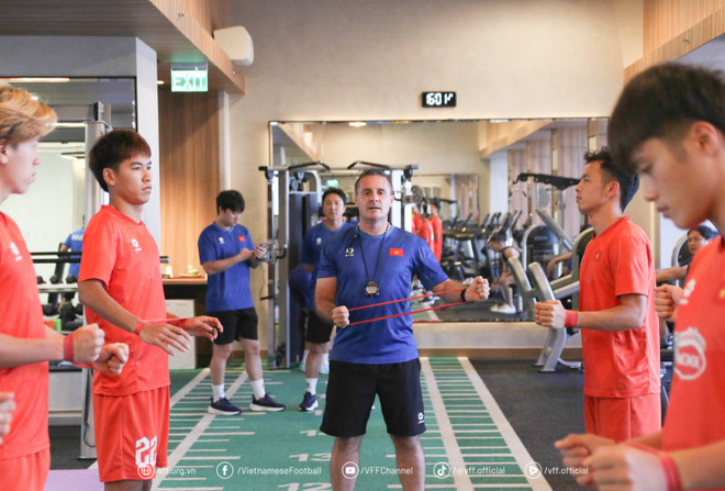 Đội tuyển U23 Việt Nam bước vào buổi tập hồi phục thể lực với sự hướng dẫn của chuyên gia Cedric Roger.
