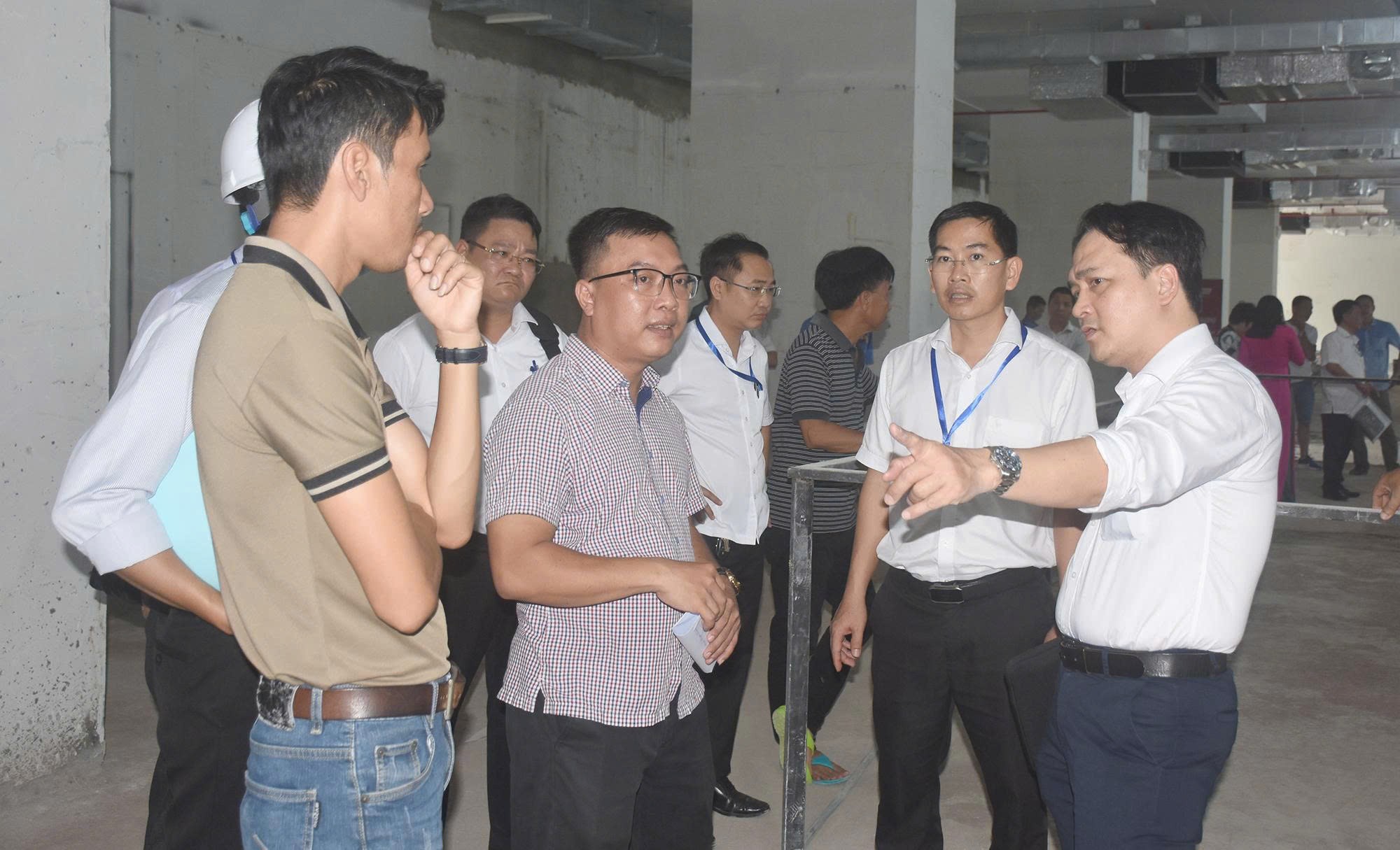 Cơ quan chức năng kiểm tra tại khu vậc tầng thương mại của Chung cư Lapen. Ảnh: QUANG VŨ