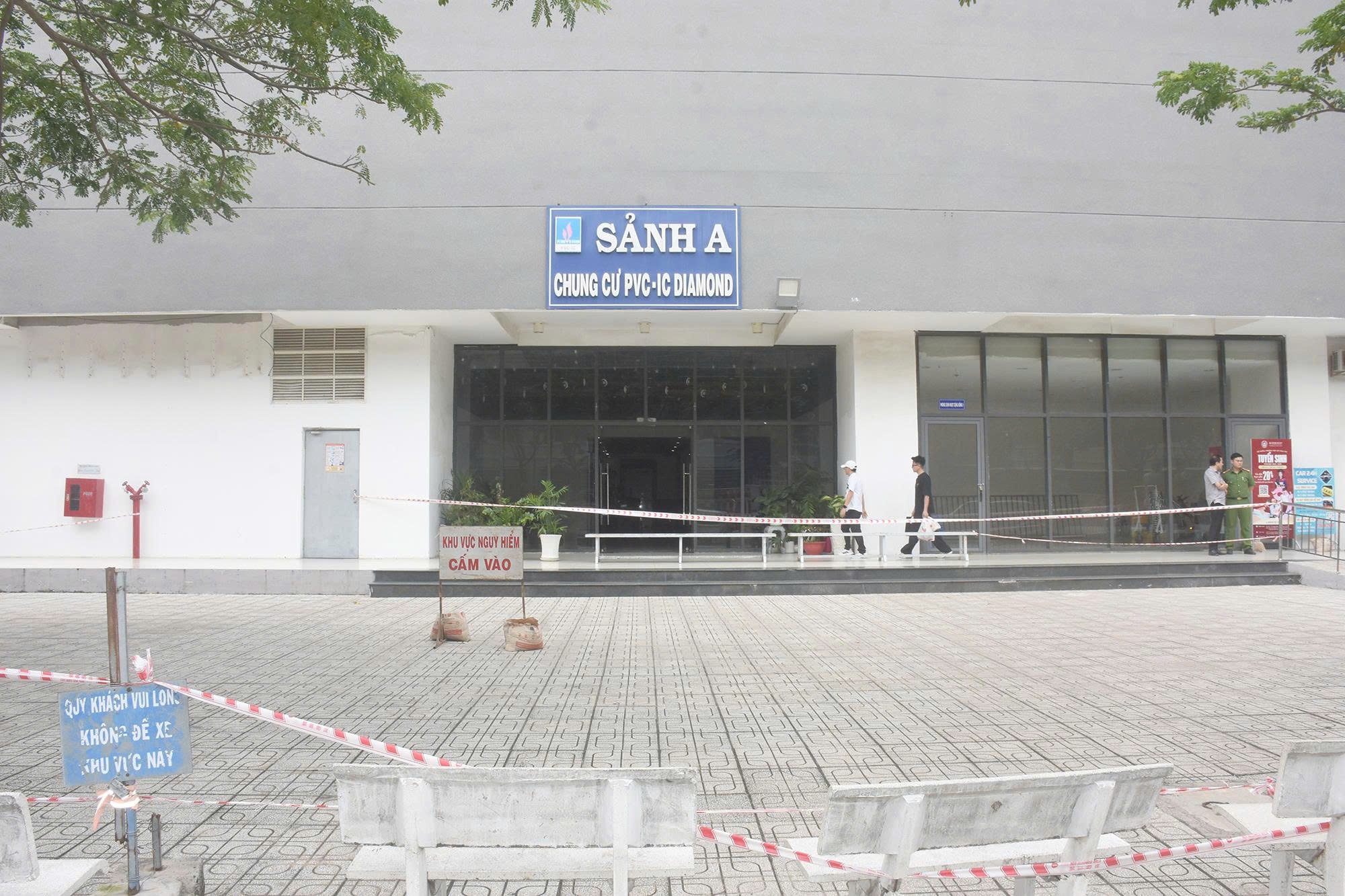 Khu vực có nguy cơ rơi mảng tường tại chung cư Lapen đã được chăng dây cảnh báo nguy hiểm. Ảnh: QUANG VŨ