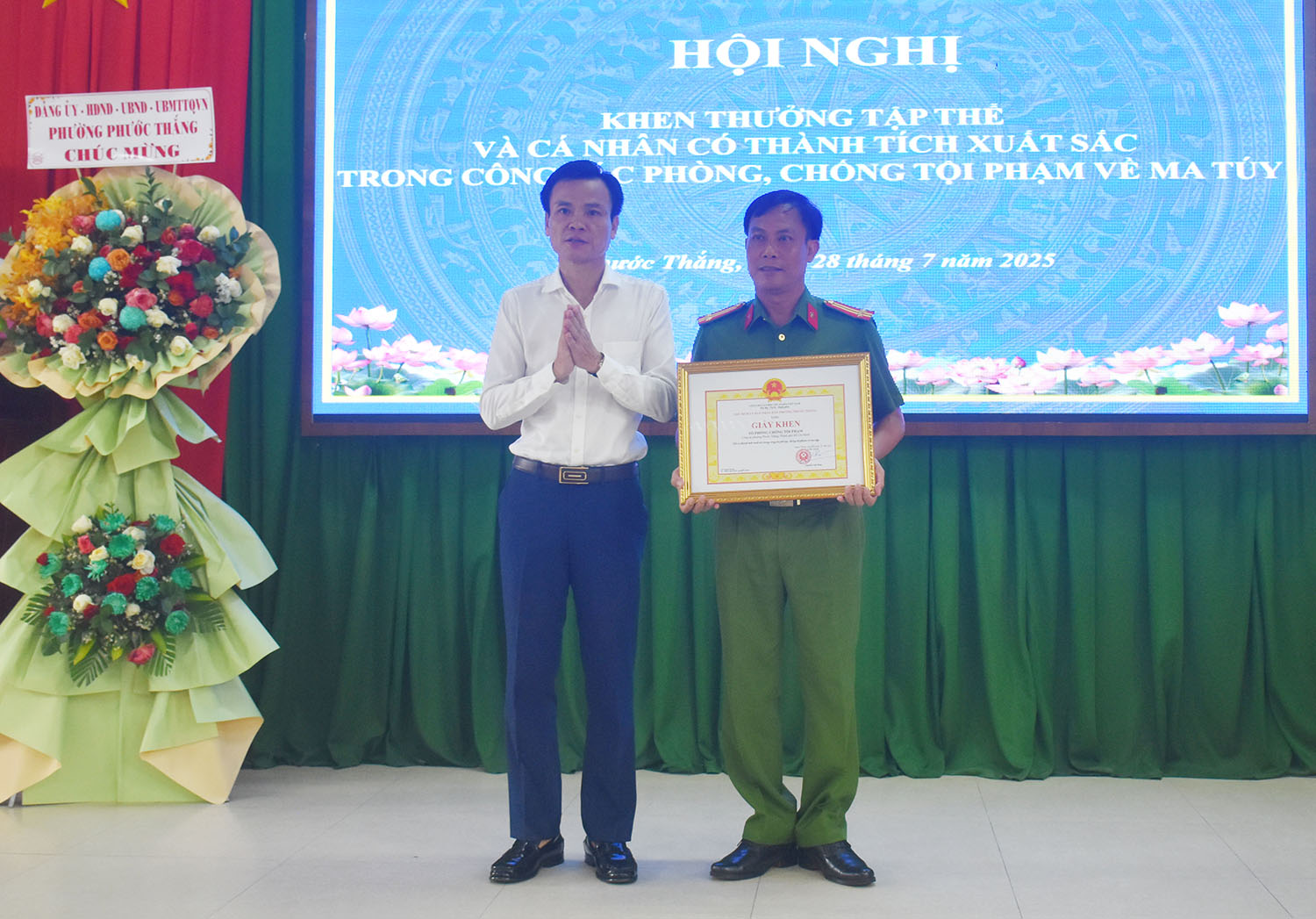 ông Nguyễn Việt Dũng, Chủ tịch UBND phường Phước Thắng (TPHCM) tặng Giấy khen cho tập thể Tổ phòng chống tội phạm và 4 cán bộ Công an phường Phước Thắng. 