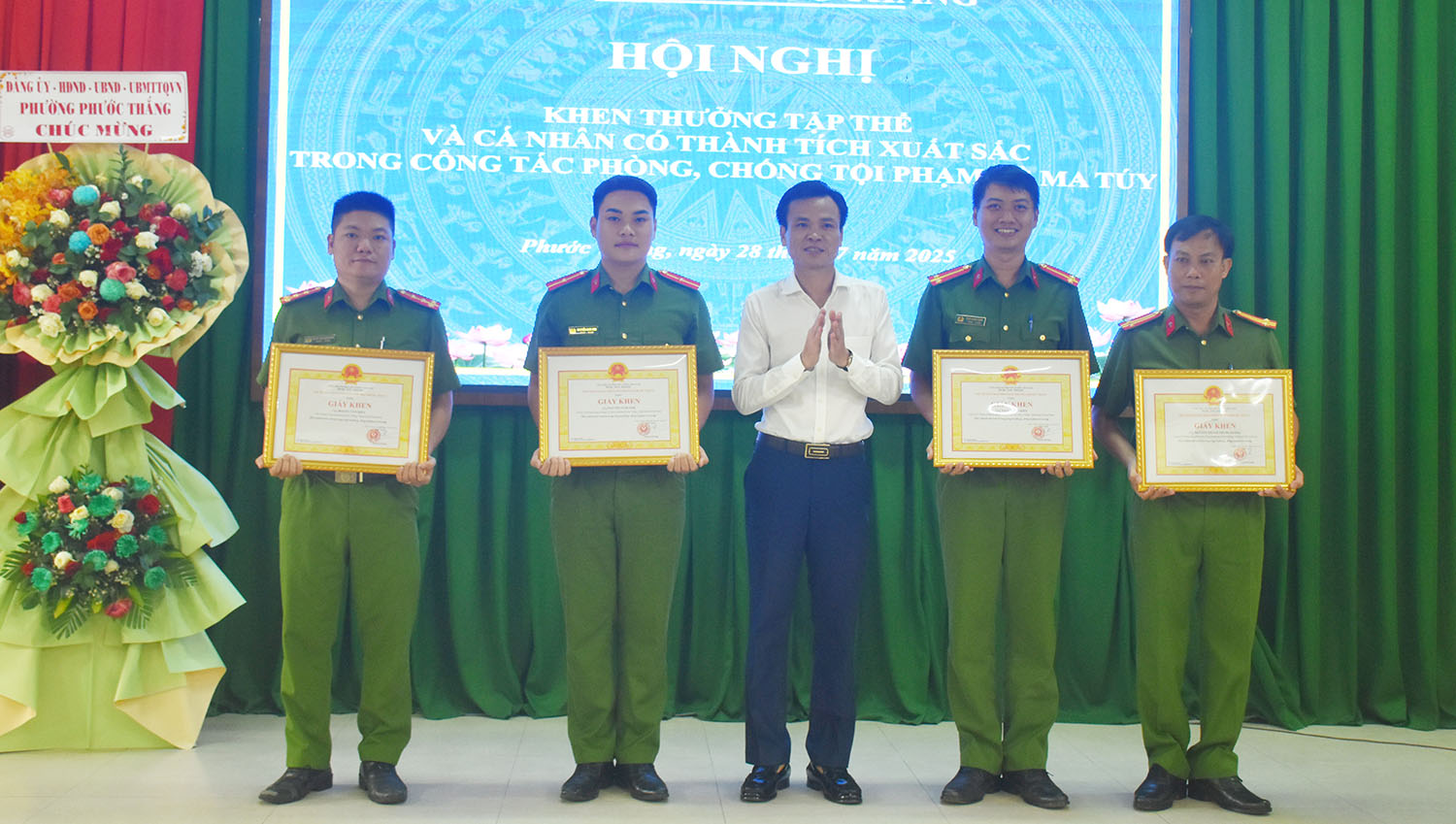 Tổ phòng chống tội phạm và 4 cán bộ Công an phường Phước Thắng 