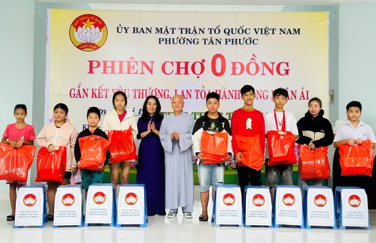 Ban tổ chức phiên chợ 0 đồng tặng quà cho học sinh khó khăn.