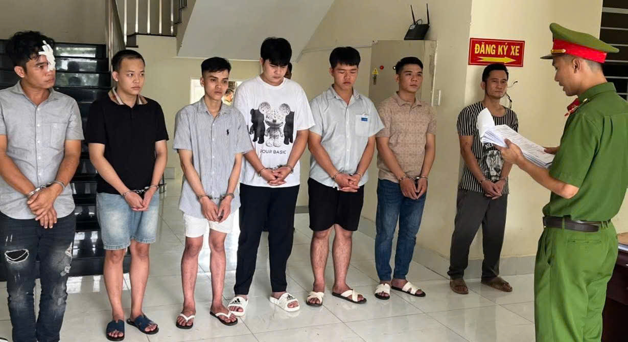 Cơ quan Cảnh sát điều tra Công an TPHCM đã tống đạt quyết định khởi tố bị can, bắt tạm giam các đối tượng. 