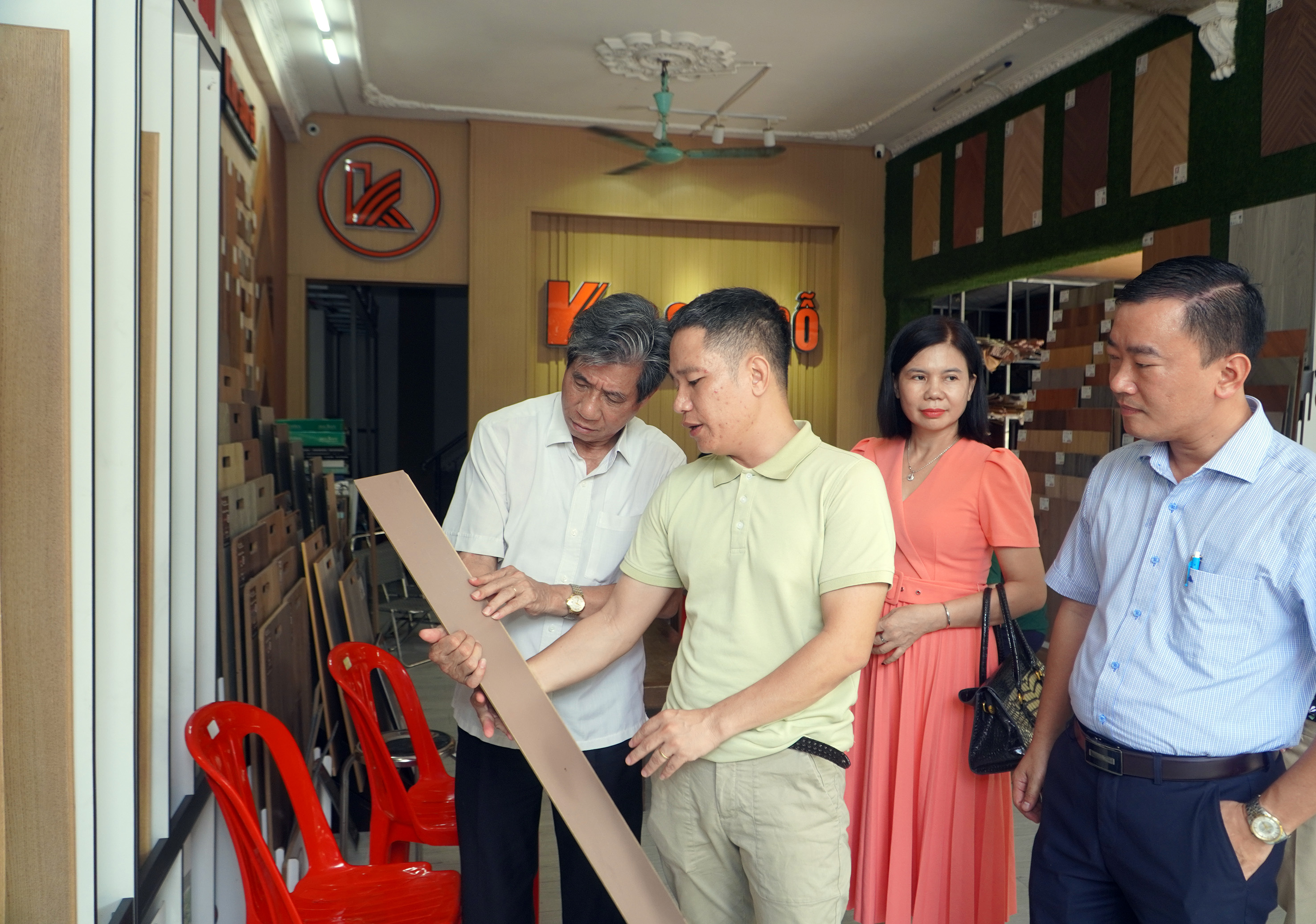 Đoàn lãnh đạo 