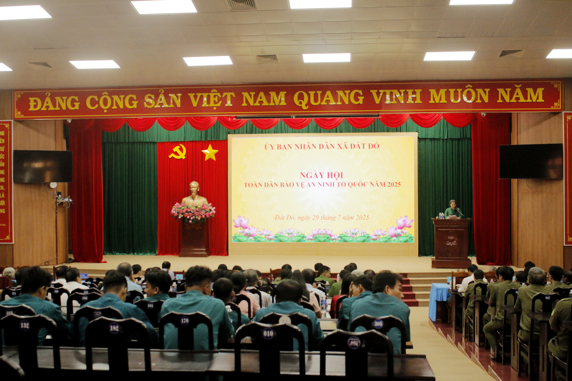 Toàn cảnh ngày hội. 