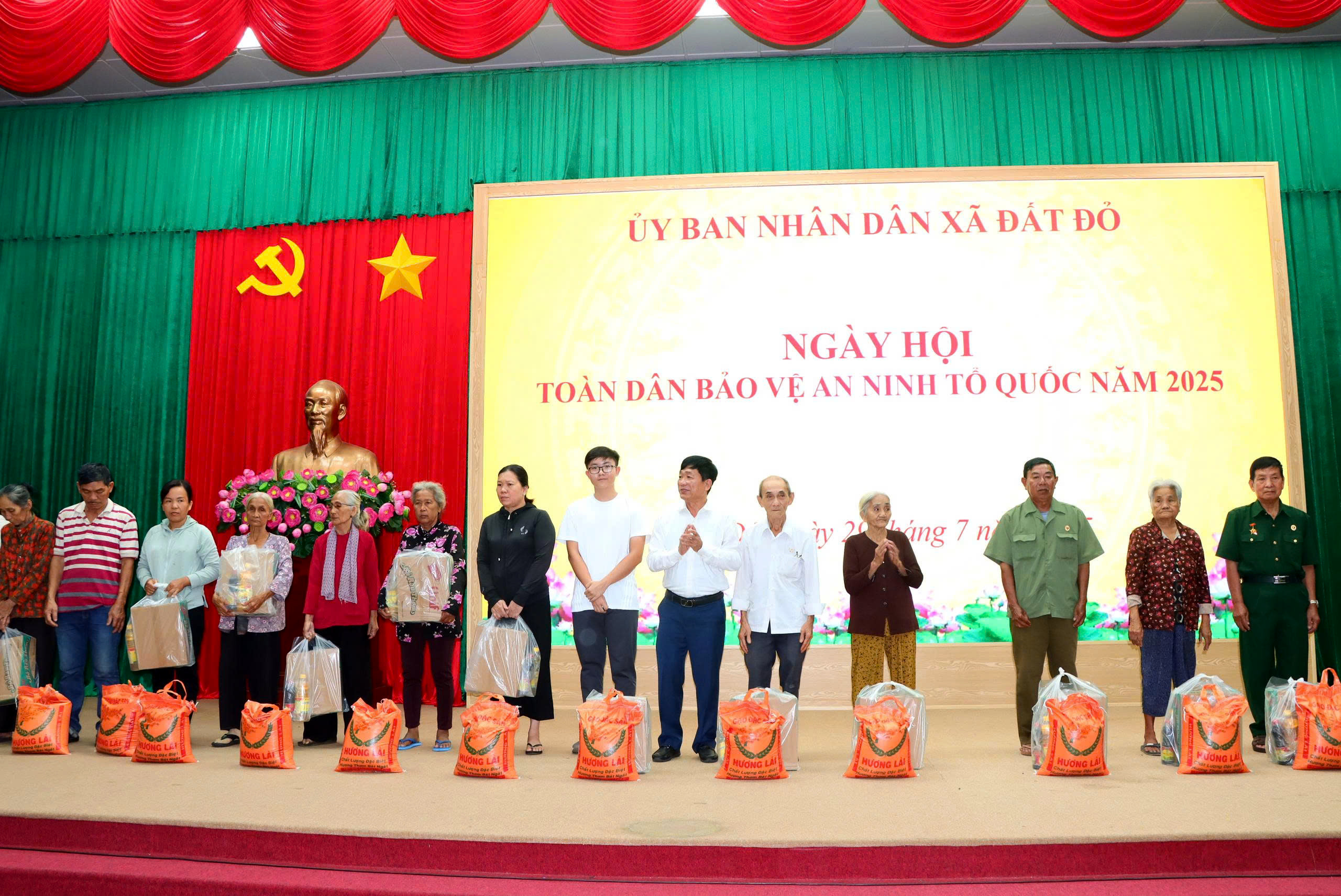 Ông Trần Kim Phúc, Chủ tịch UBND xã Đất Đỏ tặng quà cho các hộ gia đình có hoàn cảnh khó khăn trên địa bàn xã.