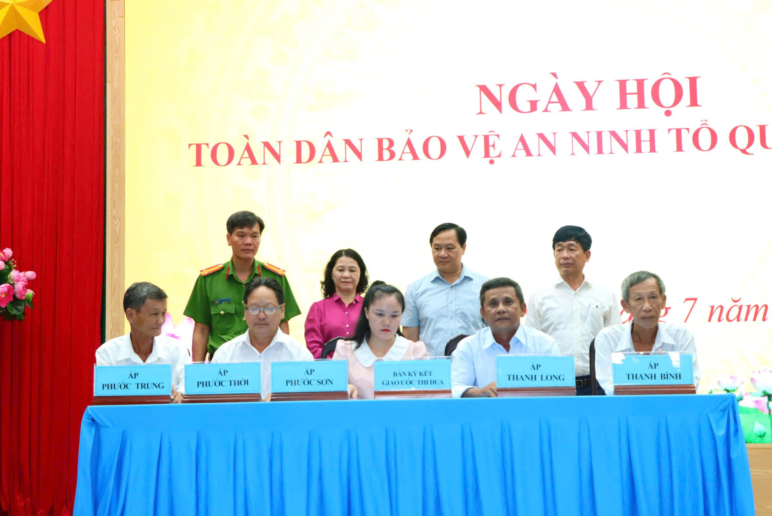 Các cơ quan và các ấp ký kết thi đua trong phong trào Toàn dân bảo vệ an ninh Tổ quốc
