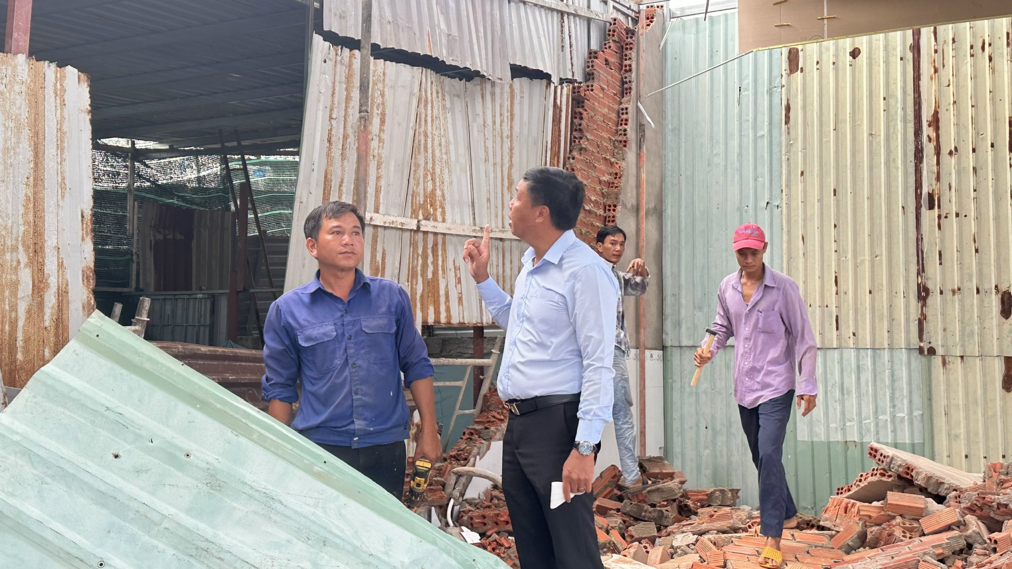 Lực lượng chức năng phường Phước Thắng kiểm tra, giám sát người dân tháo dỡ các công trình xây dựng trái phép. Ảnh: QUANG VŨ