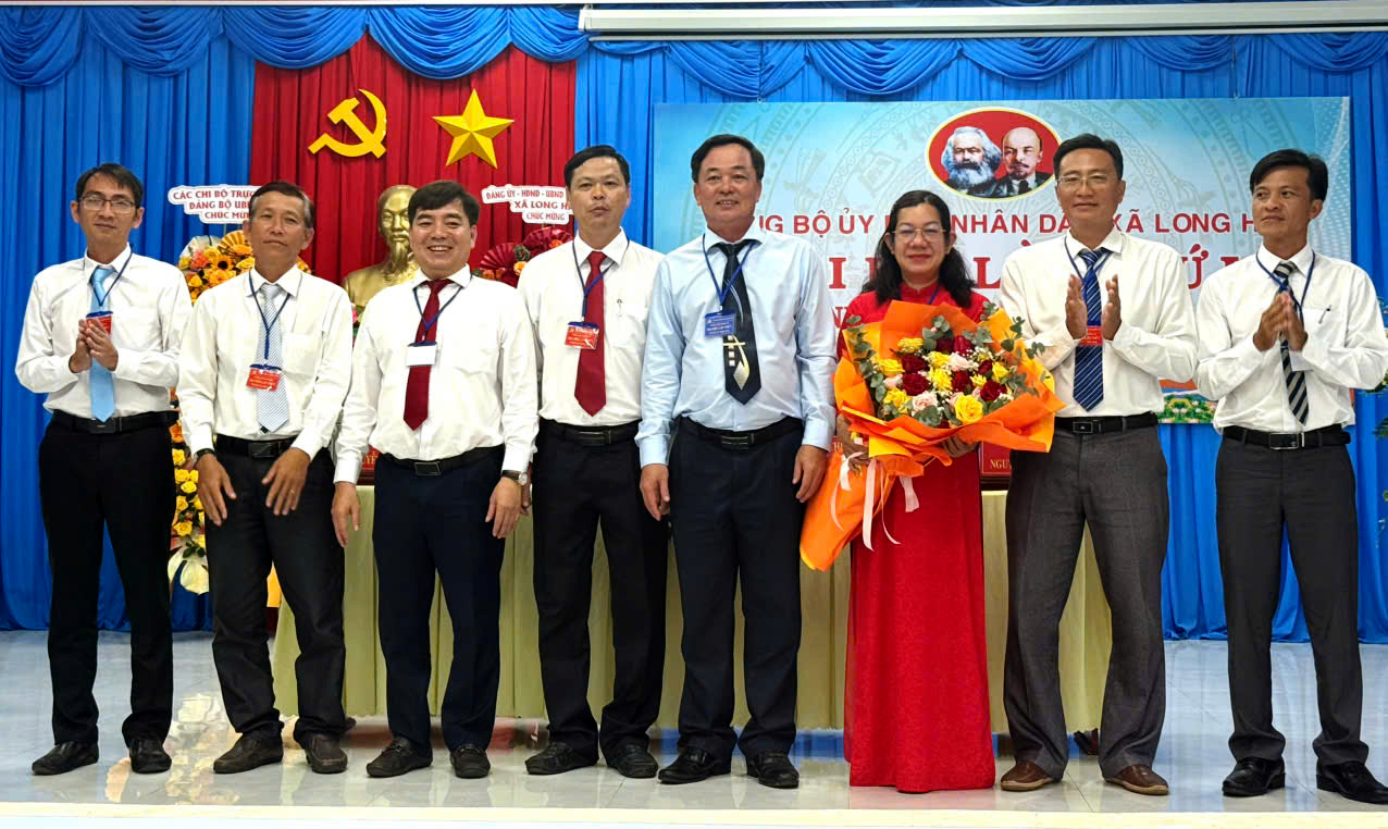 Ban Chấp hành Đảng bộ UBND xã Long Hải ra mắt đại hội.