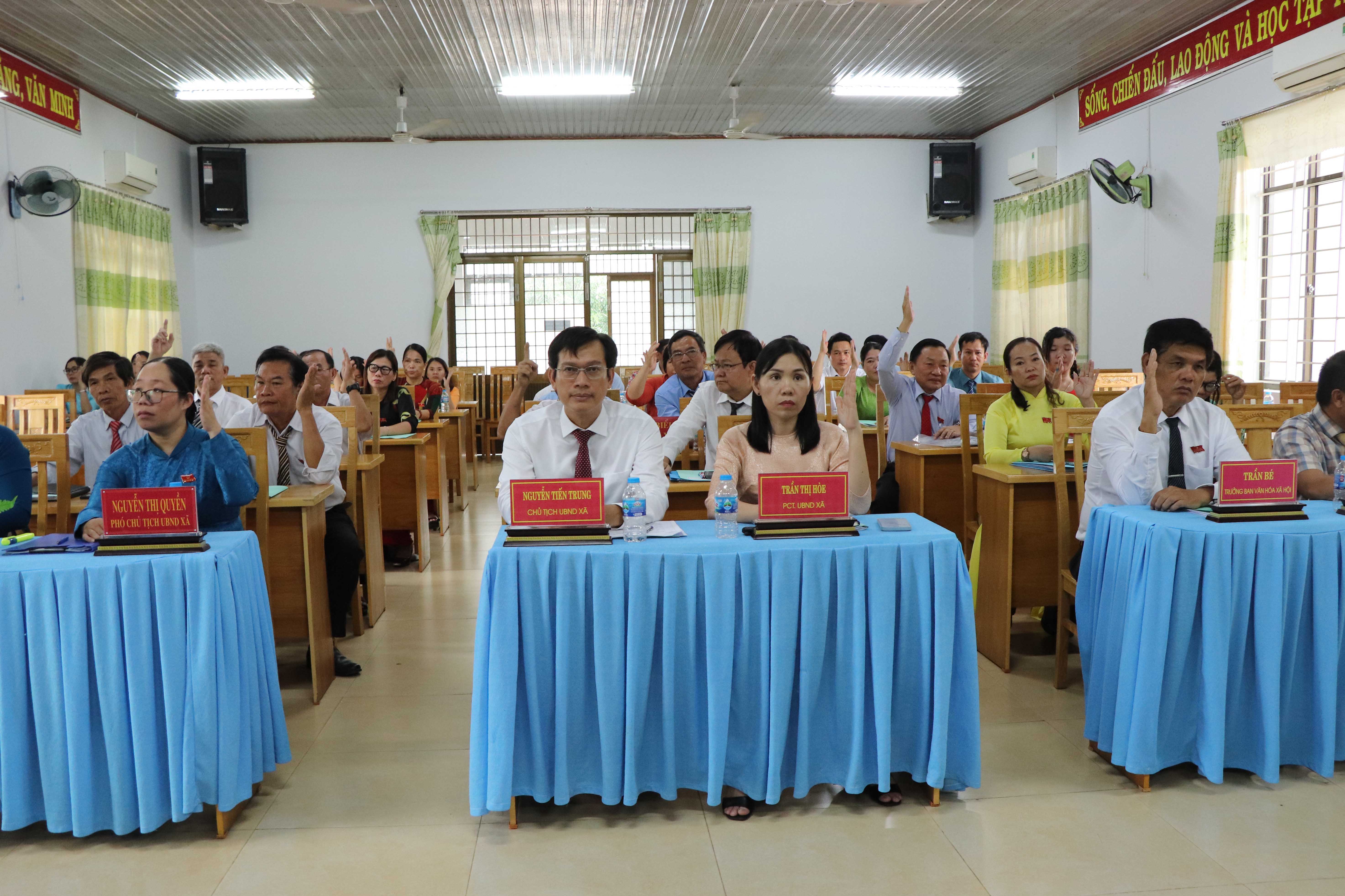 Các đại biểu HĐND xã Nghĩa Thành biểu quyết thông qua các nghị quyết tại kỳ họp.