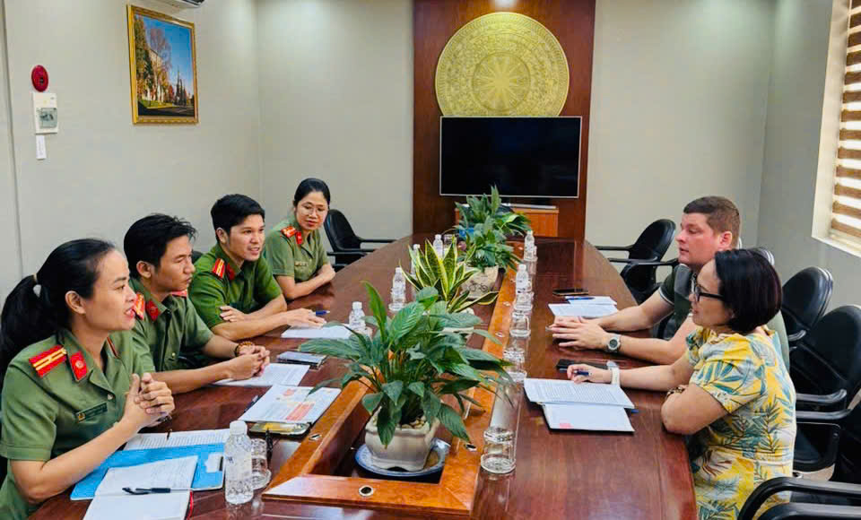 Công an phường Tam Thắng tuyên truyền, hướng dẫn người nước ngoài cài đặt định danh điện tử mức 2. 