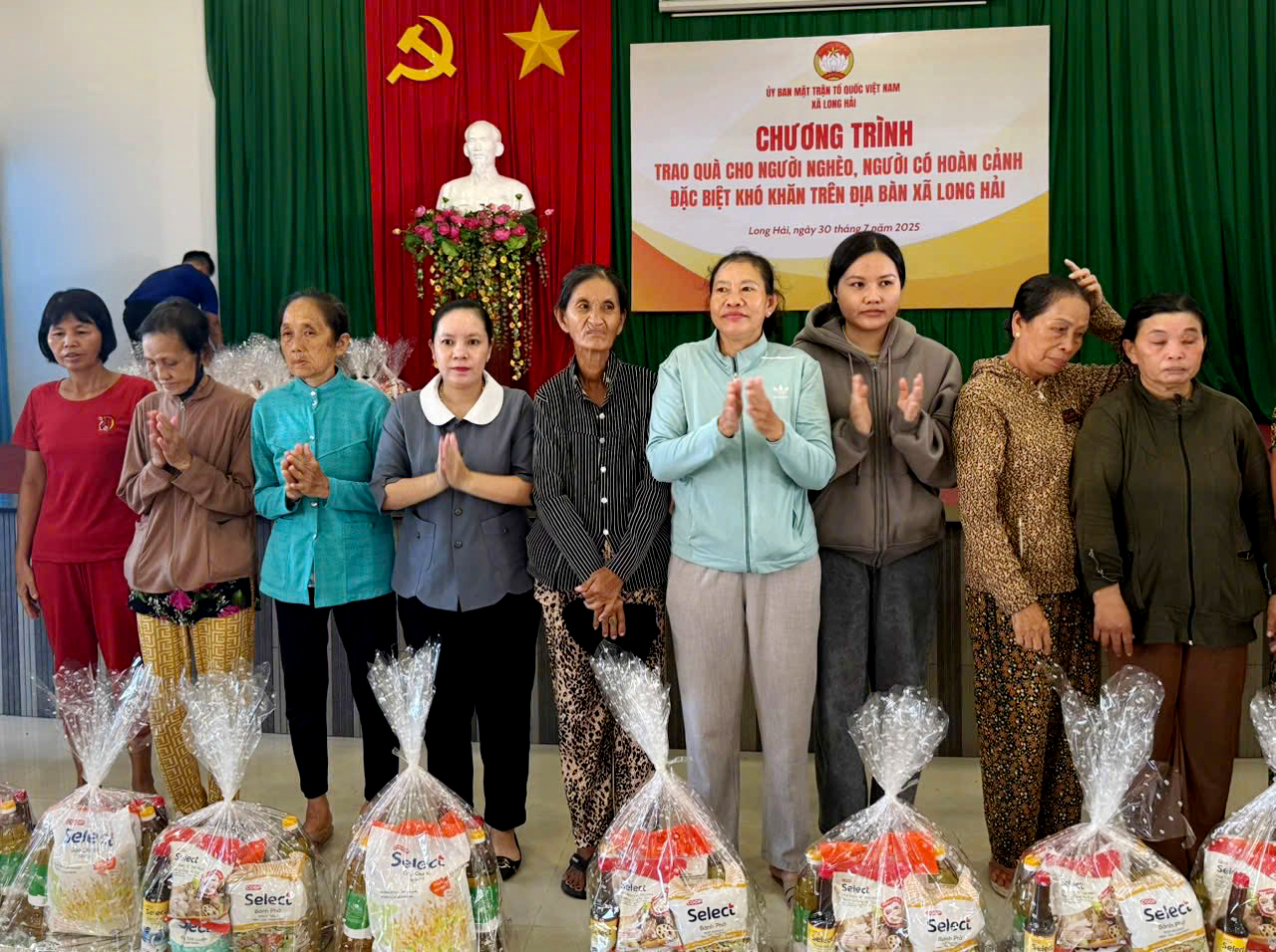 Bà Lê Thị Ngọc Hạnh, Phó Bí thư Thường trực Đảng ủy xã Long Hải trao quà cho các hộ có hoàn cảnh đặc biệt khó khăn trên địa bàn xã Long Hải.
