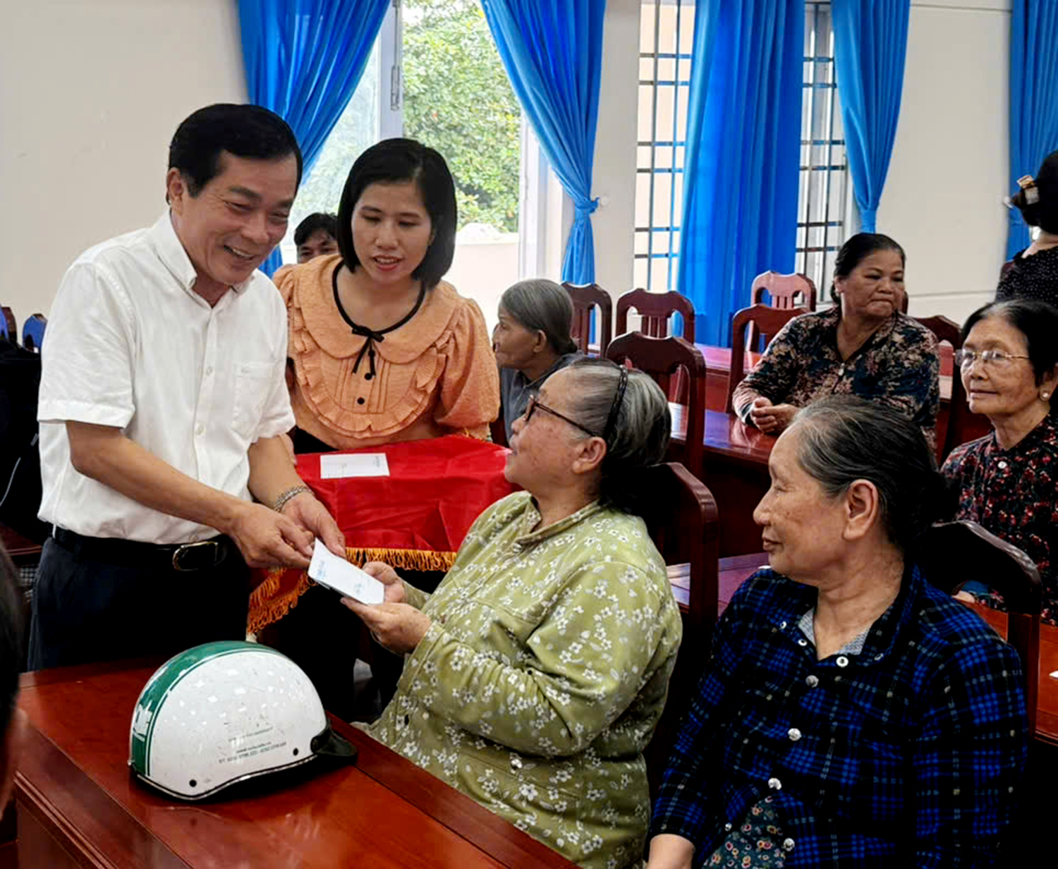 Ông Hồ Văn Lợi, Chủ tịch Hội đồng quản lý Quỹ Từ thiện Cô Sáu tặng quà cho các gia đình chính sách, người có công với cách mạng có hoàn cảnh khó khăn trên địa bàn xã Long Hải.